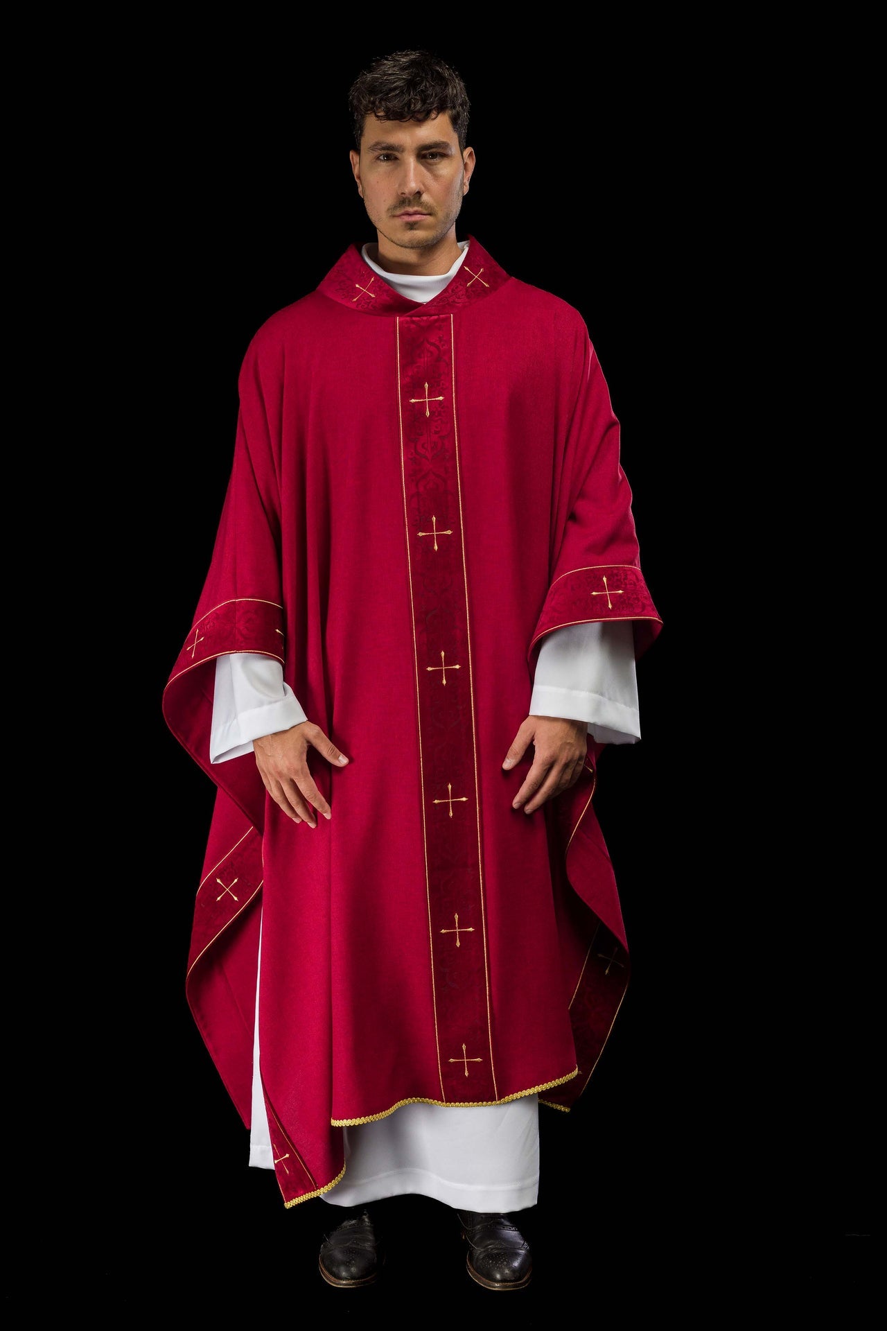 Ornat w kolorze czerwonym z haftowanym pasem i kołnierzem w krzyże - ORNATY.PL