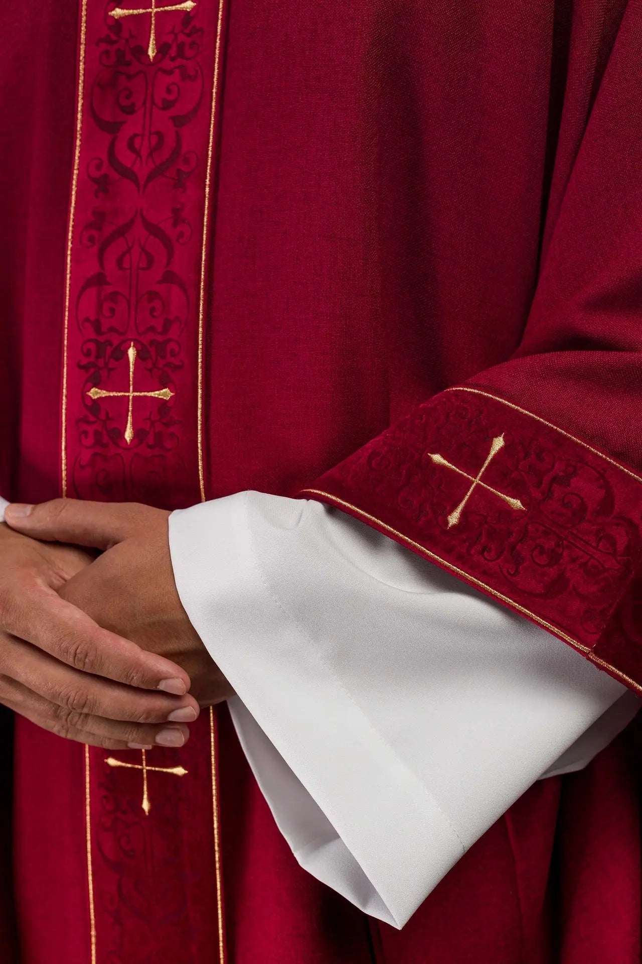 Casulla roja con banda bordada y cuello bordado con cruz