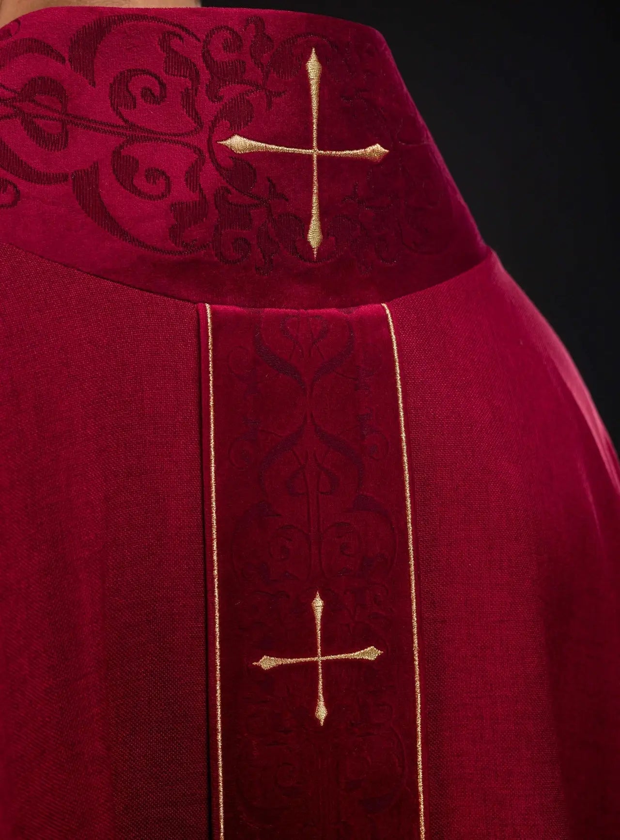 Casulla roja con banda bordada y cuello bordado con cruz