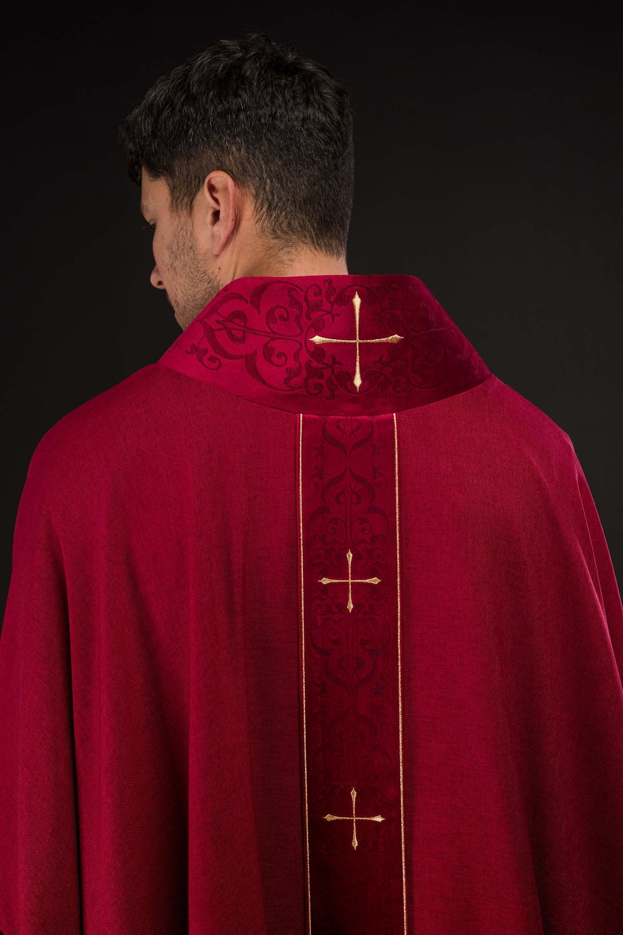 Ornat w kolorze czerwonym z haftowanym pasem i kołnierzem w krzyże - ORNATY.PL