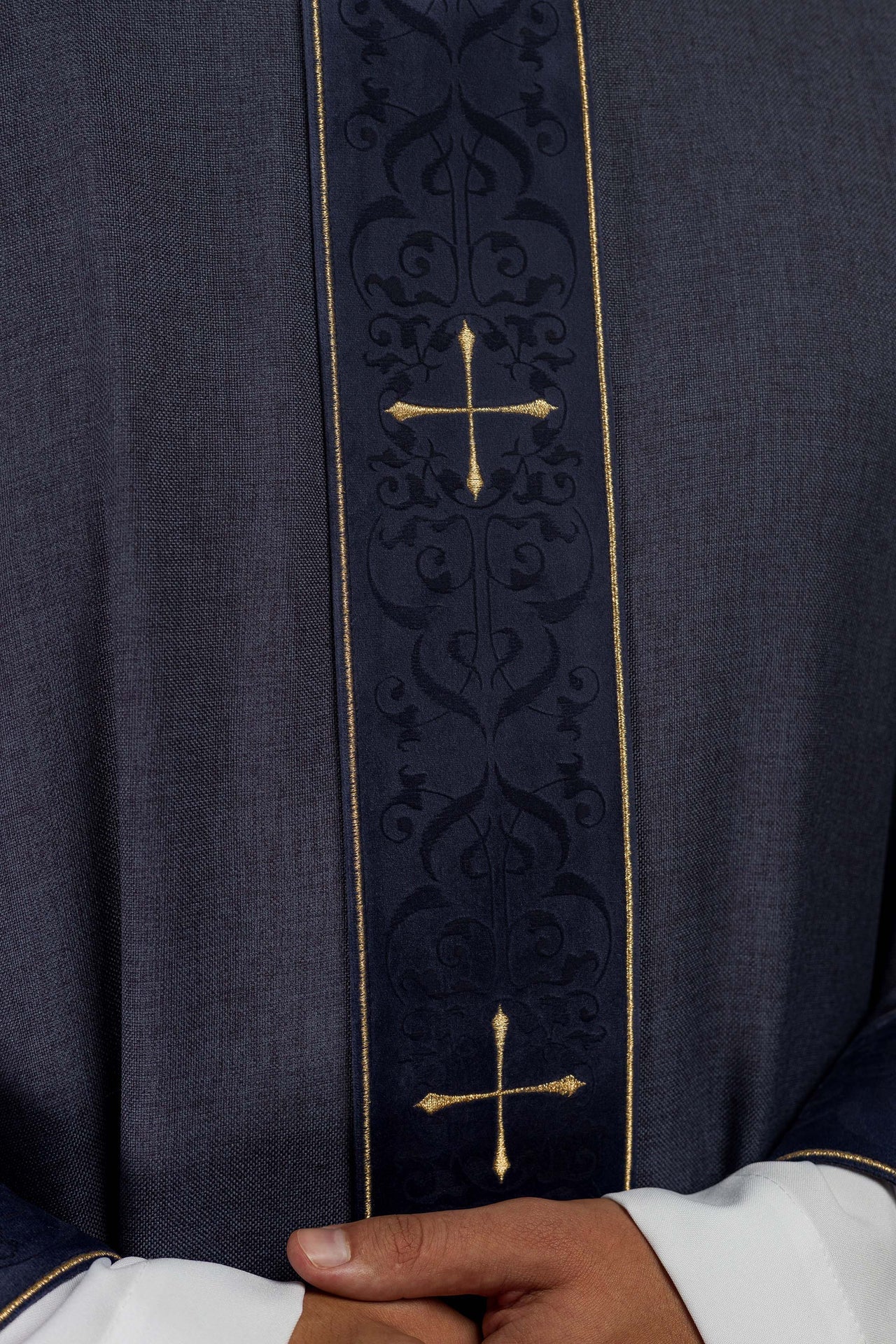 Ornat w kolorze fioletowym z haftowanym pasem i kołnierzem w krzyże - ORNATY.PL