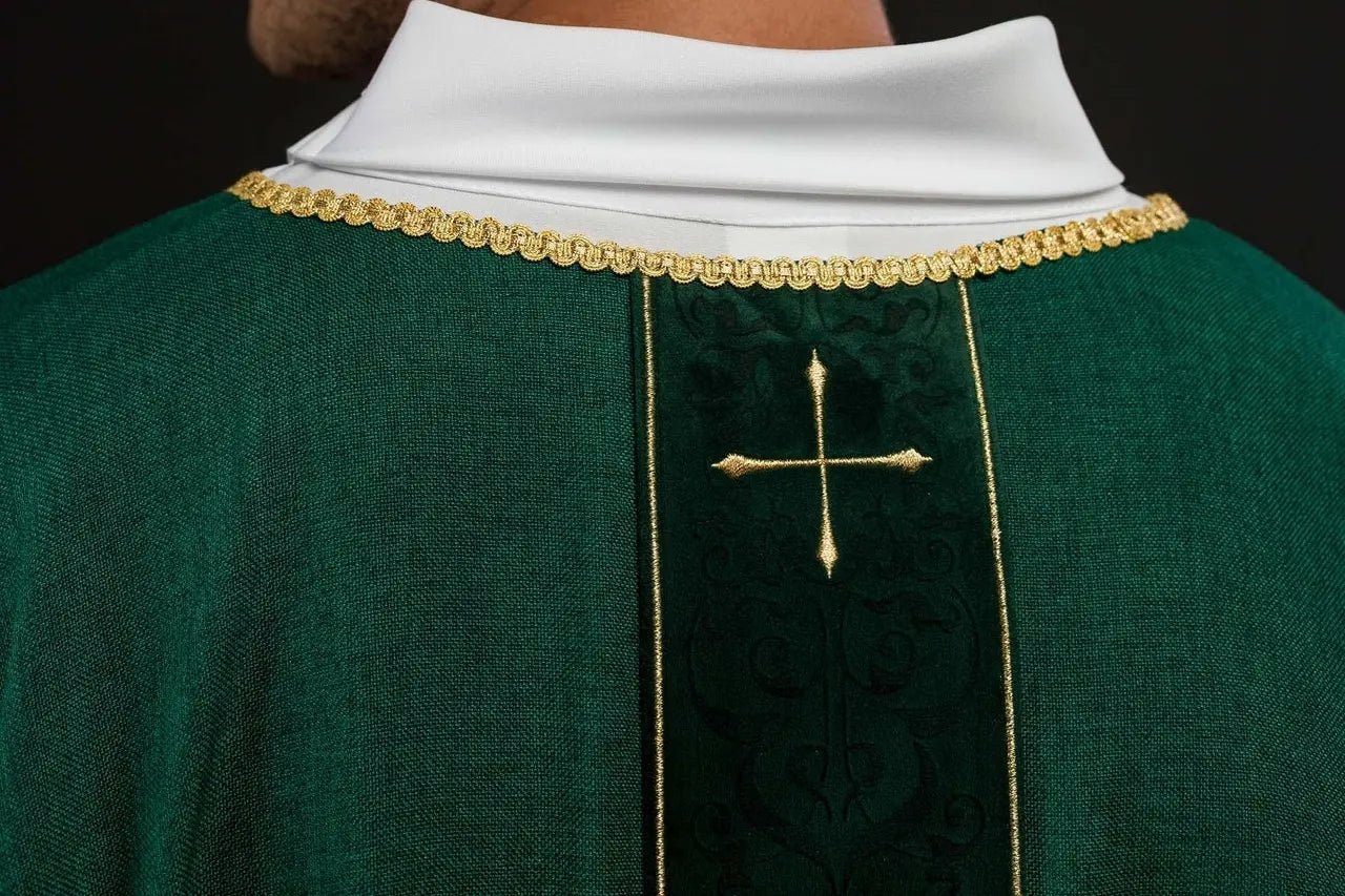 Casulla verde con banda bordada y motivo de cruz