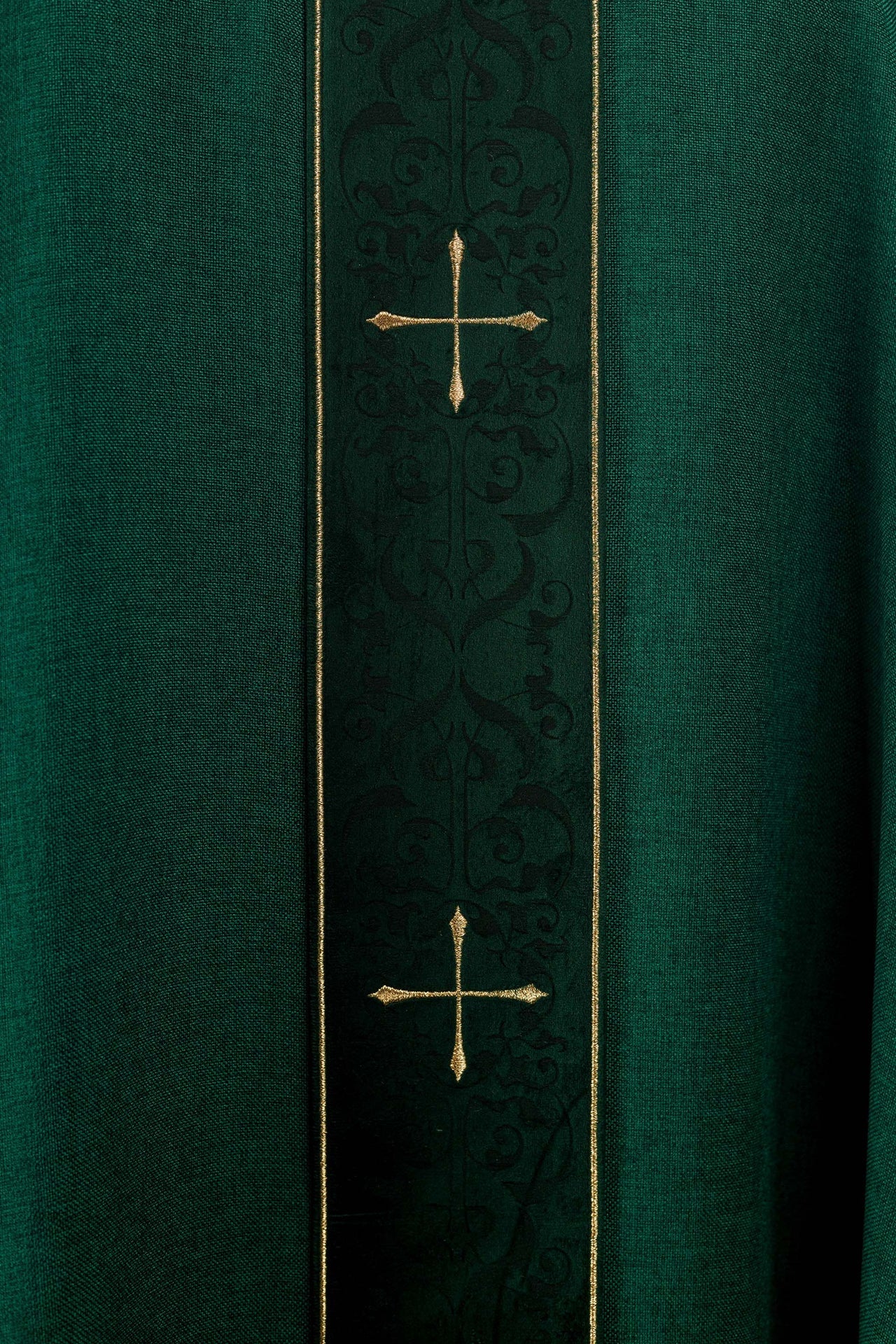 Ornat w kolorze zielonym z haftowanym pasem w krzyże - ORNATY.PL