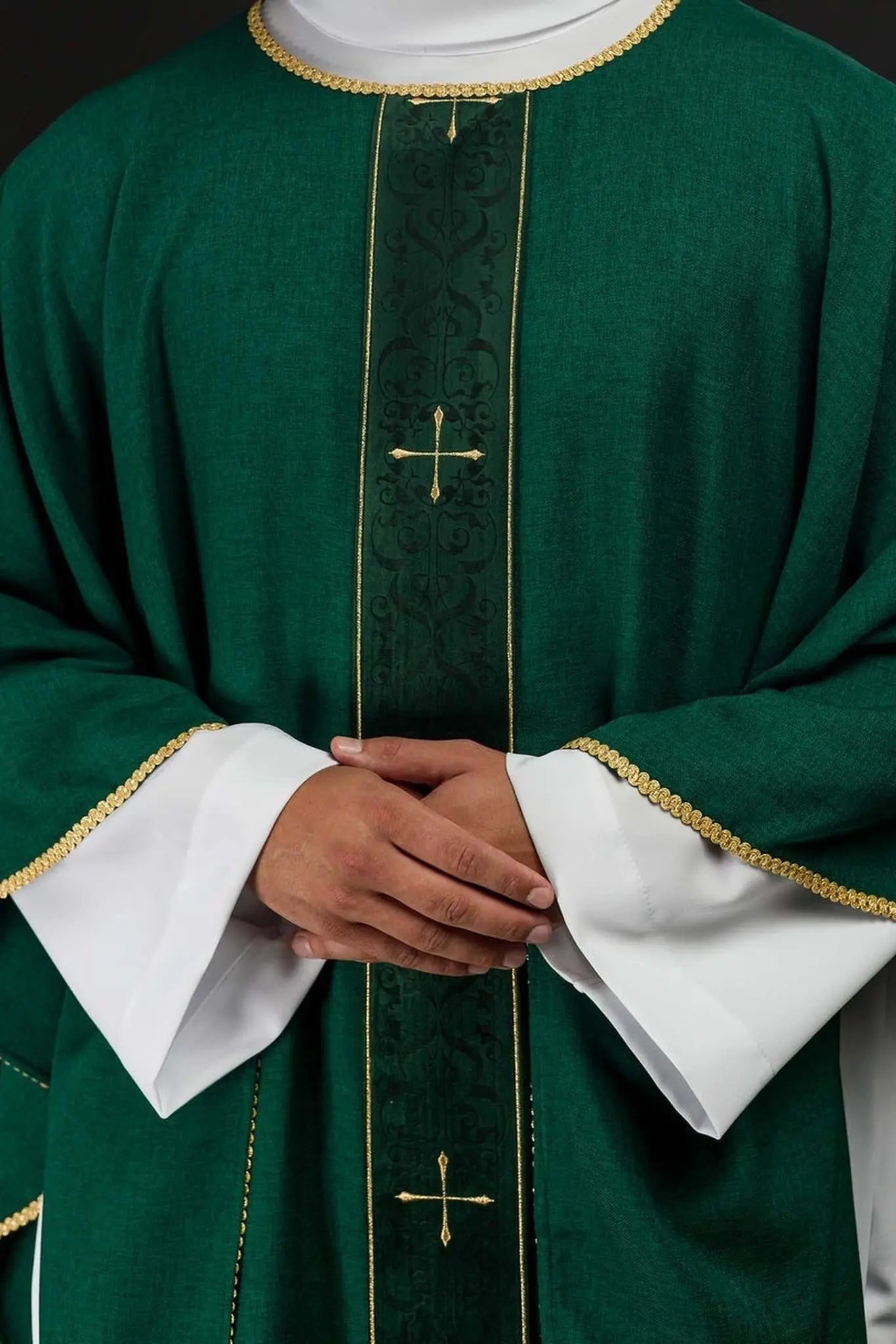 Casulla verde con banda bordada y motivo de cruz