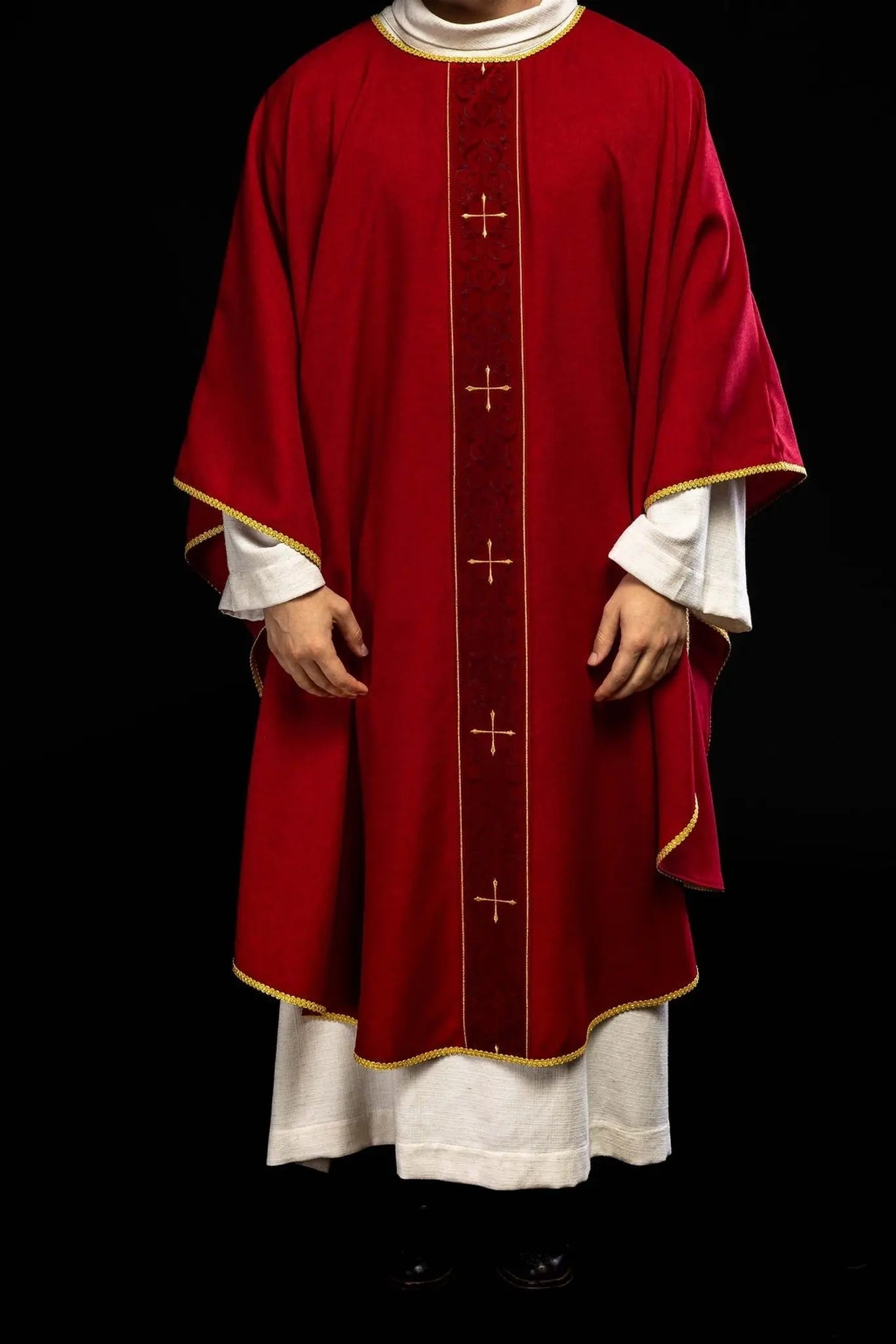 Casulla roja con una banda bordada de cruces