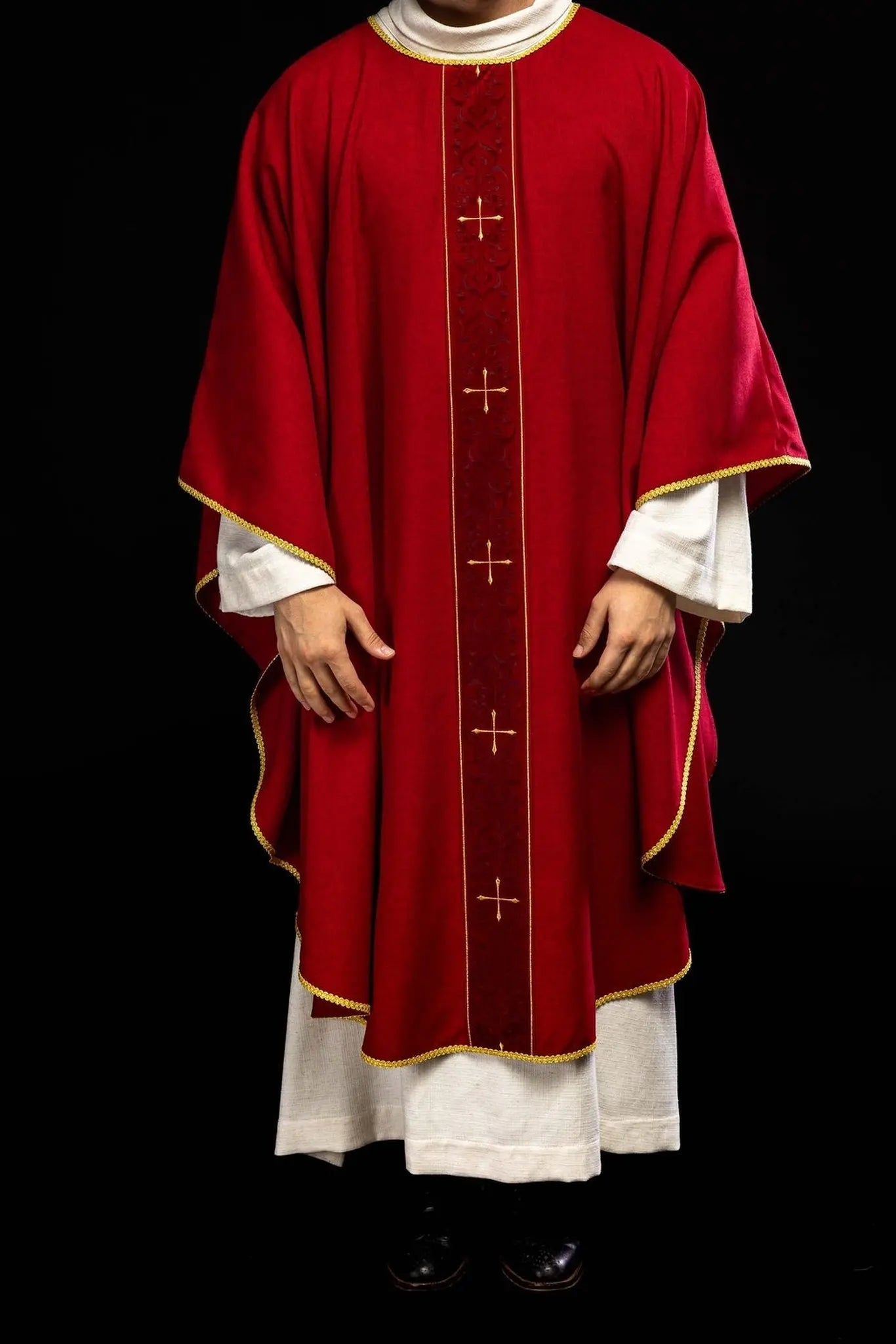 Casulla roja con una banda bordada de cruces