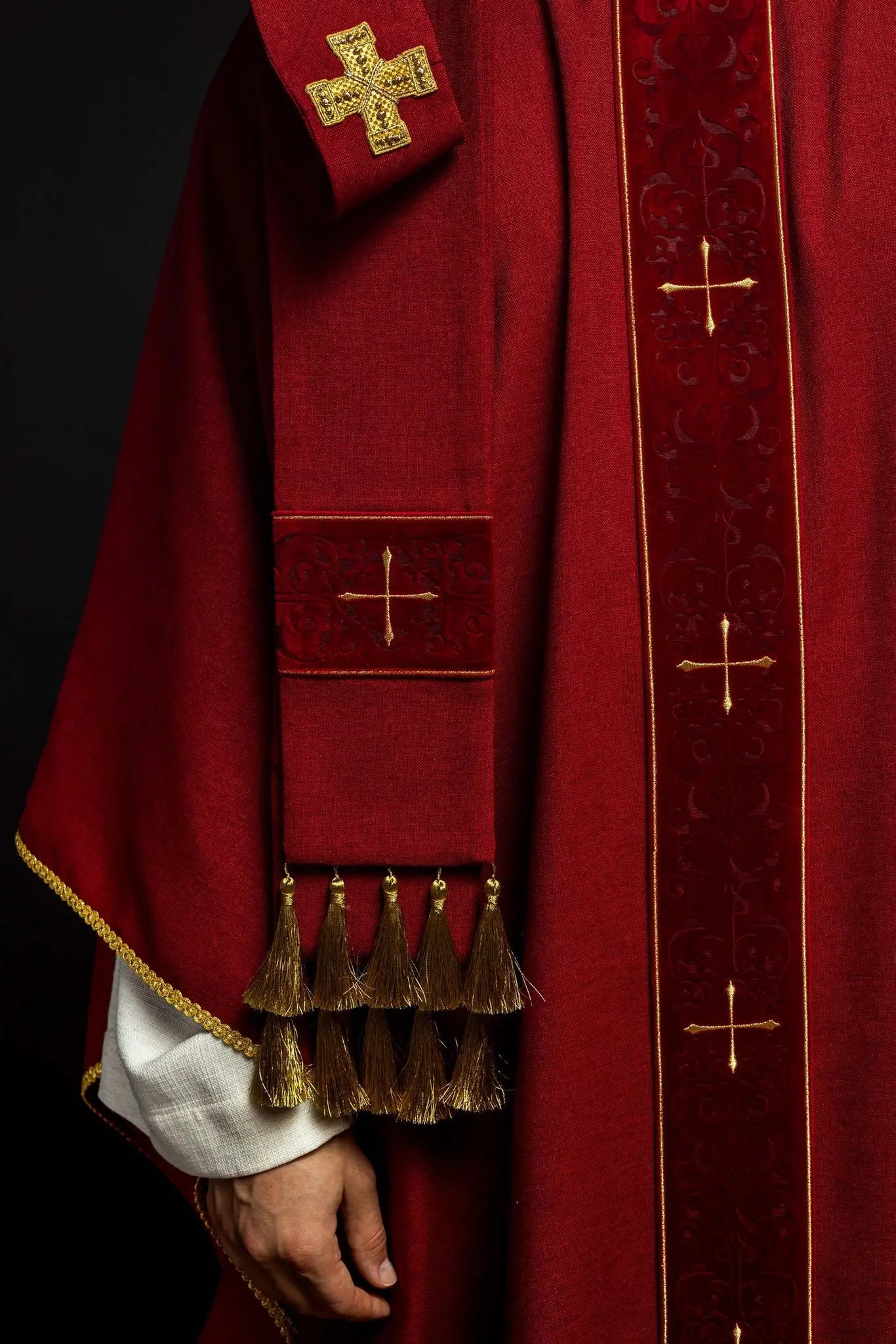 Casulla roja con una banda bordada de cruces