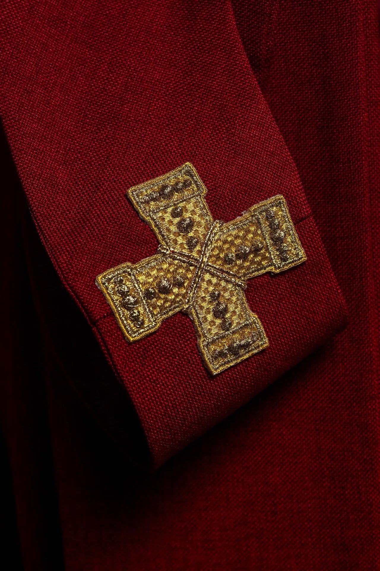 Casulla roja con una banda bordada de cruces