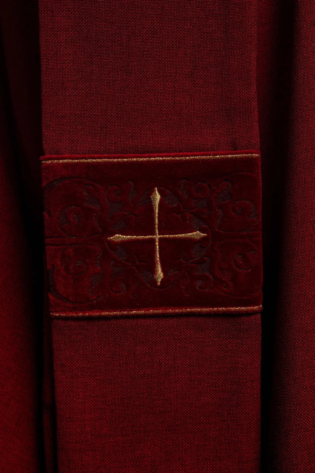 Casulla roja con una banda bordada de cruces