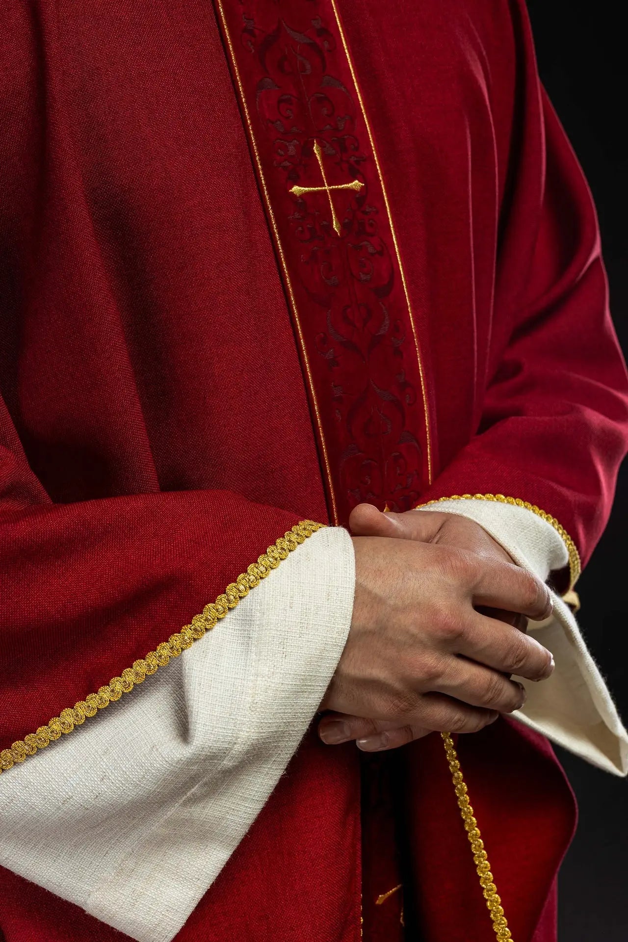 Casulla roja con una banda bordada de cruces