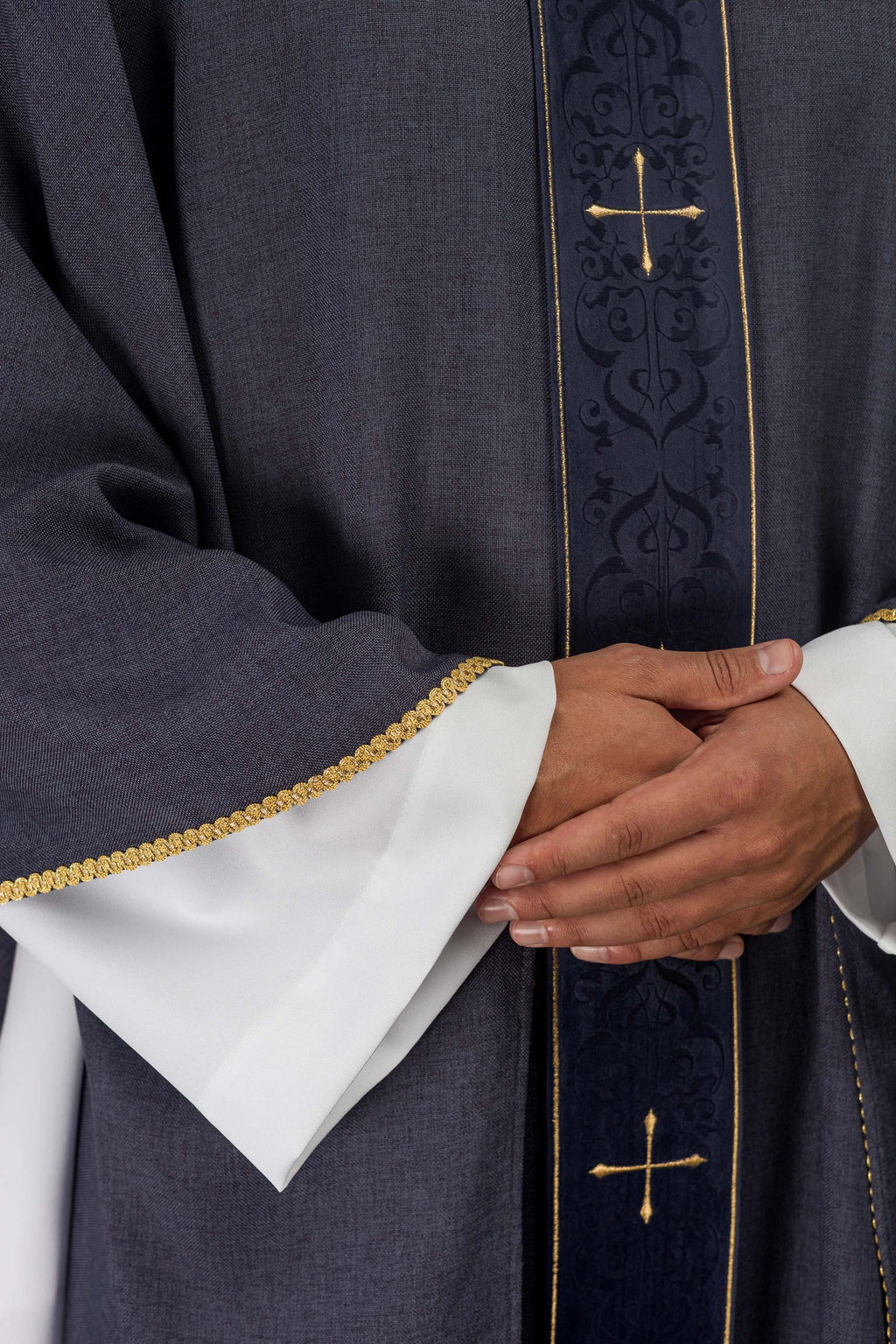 Ornat w kolorze fioletowy z haftowanym pasem w krzyże - ORNATY.PL