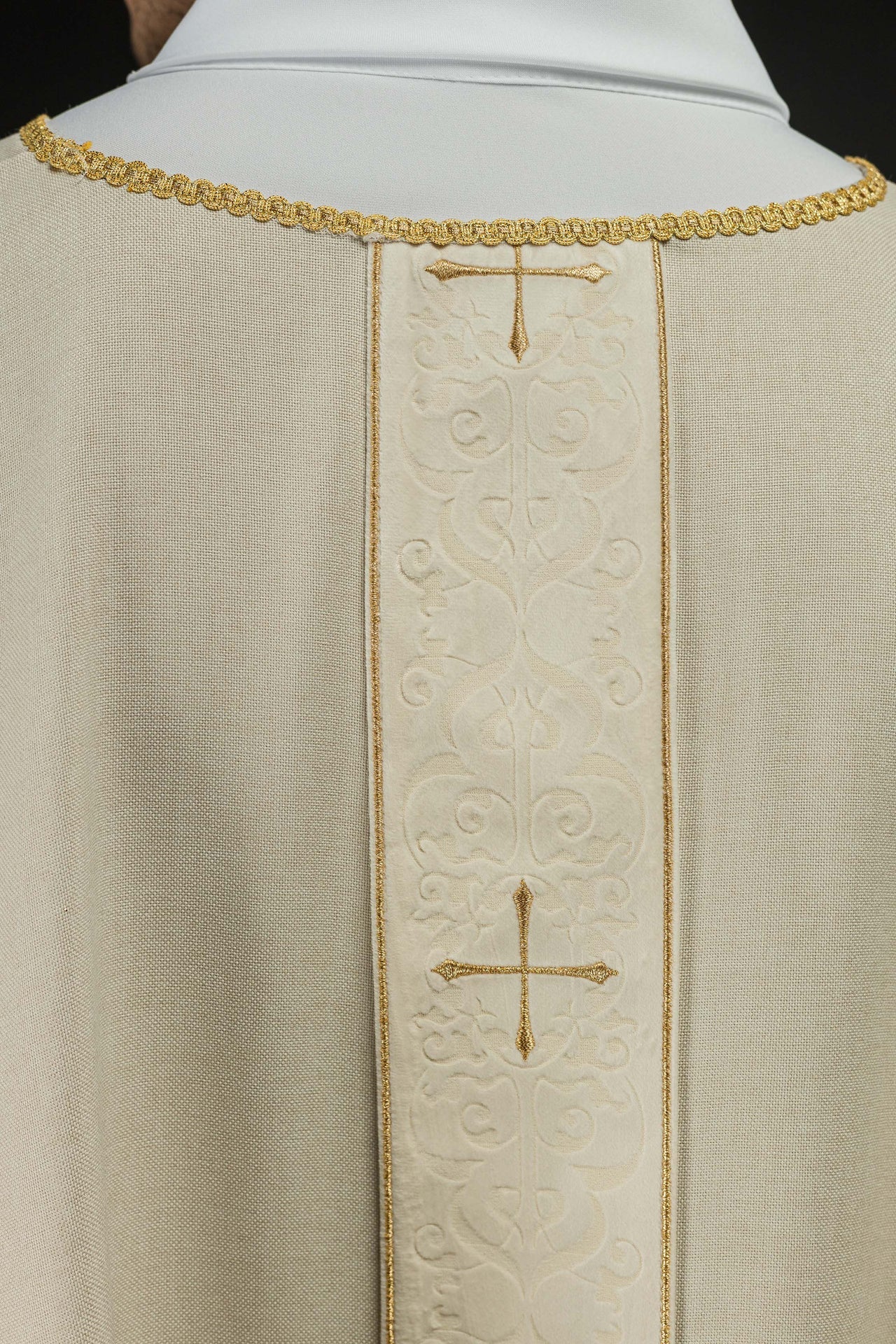 Ornat w kolorze ecru z haftowanym pasem w krzyże - ORNATY.PL