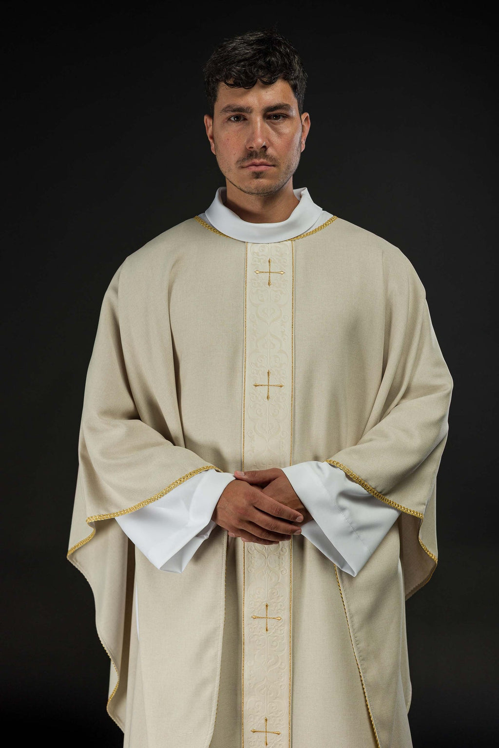 Ornat w kolorze ecru z haftowanym pasem w krzyże - ORNATY.PL