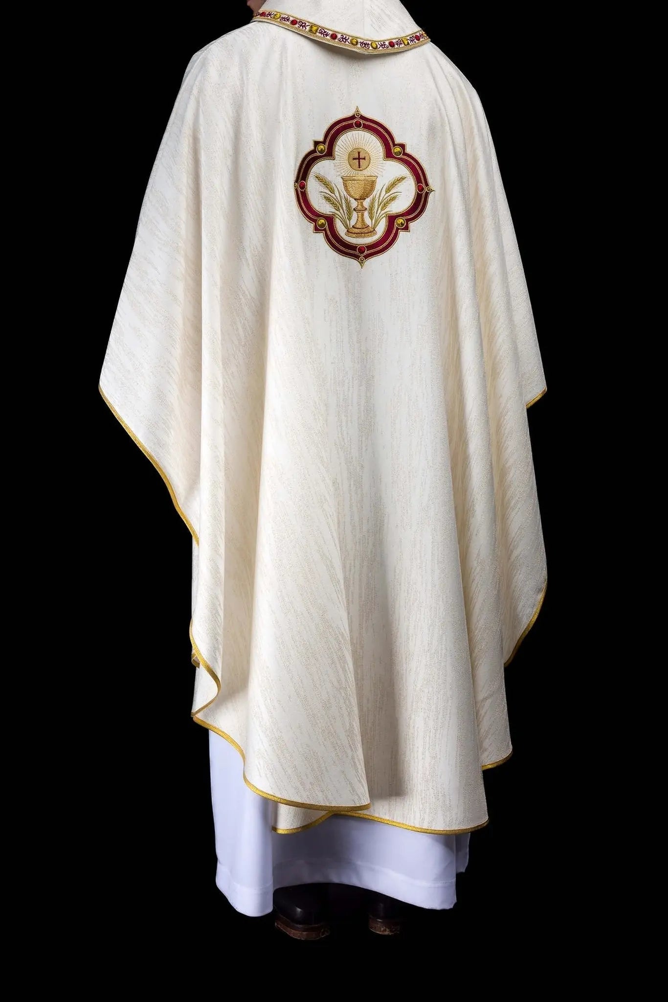 Casulla con bordado del Sagrado Corazón de Jesús y cáliz eucarístico