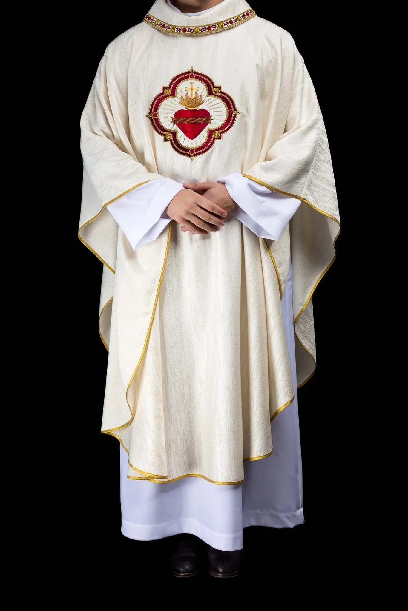 Casulla con bordado del Sagrado Corazón de Jesús y cáliz eucarístico