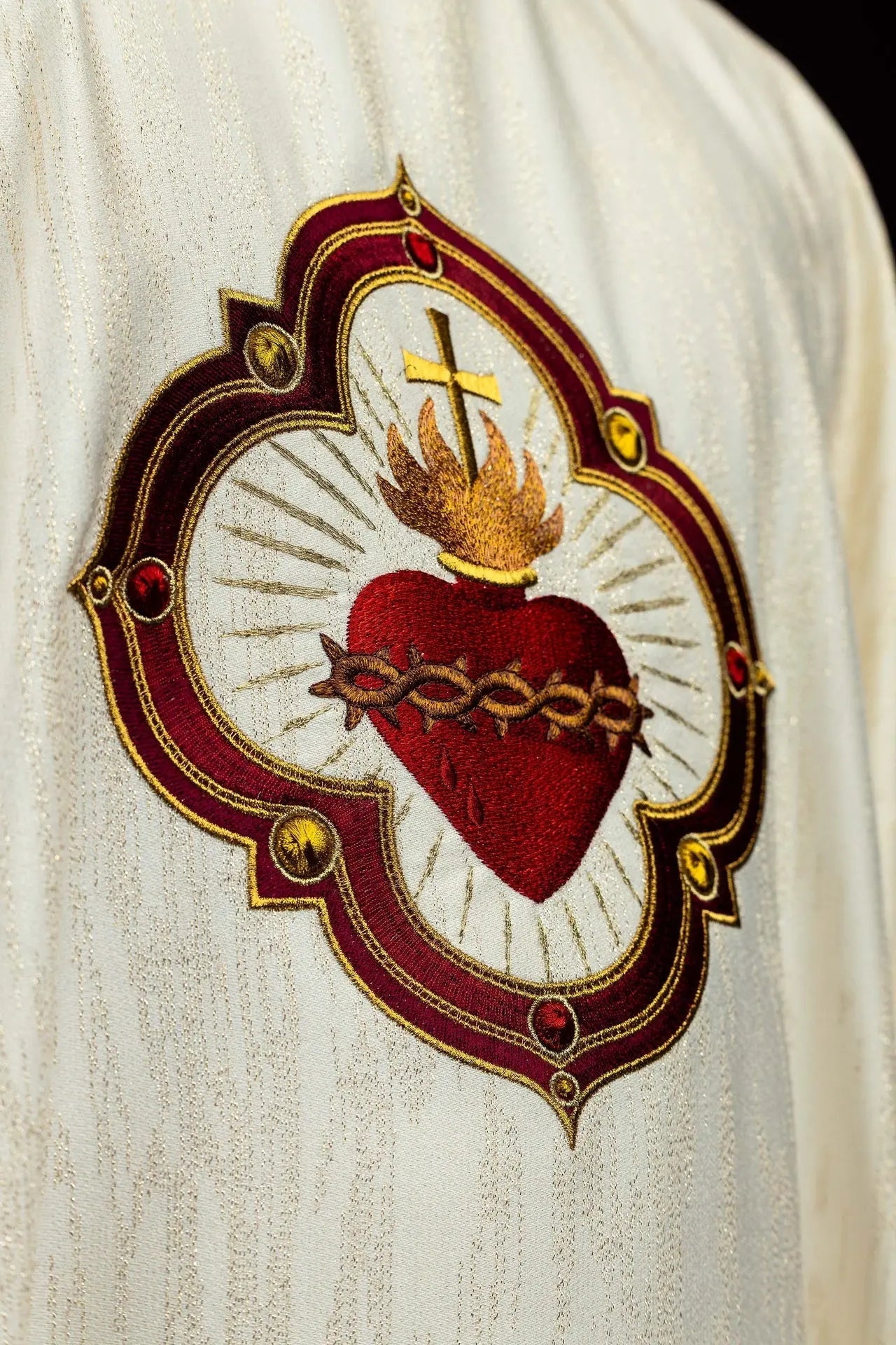 Casulla con bordado del Sagrado Corazón de Jesús y cáliz eucarístico