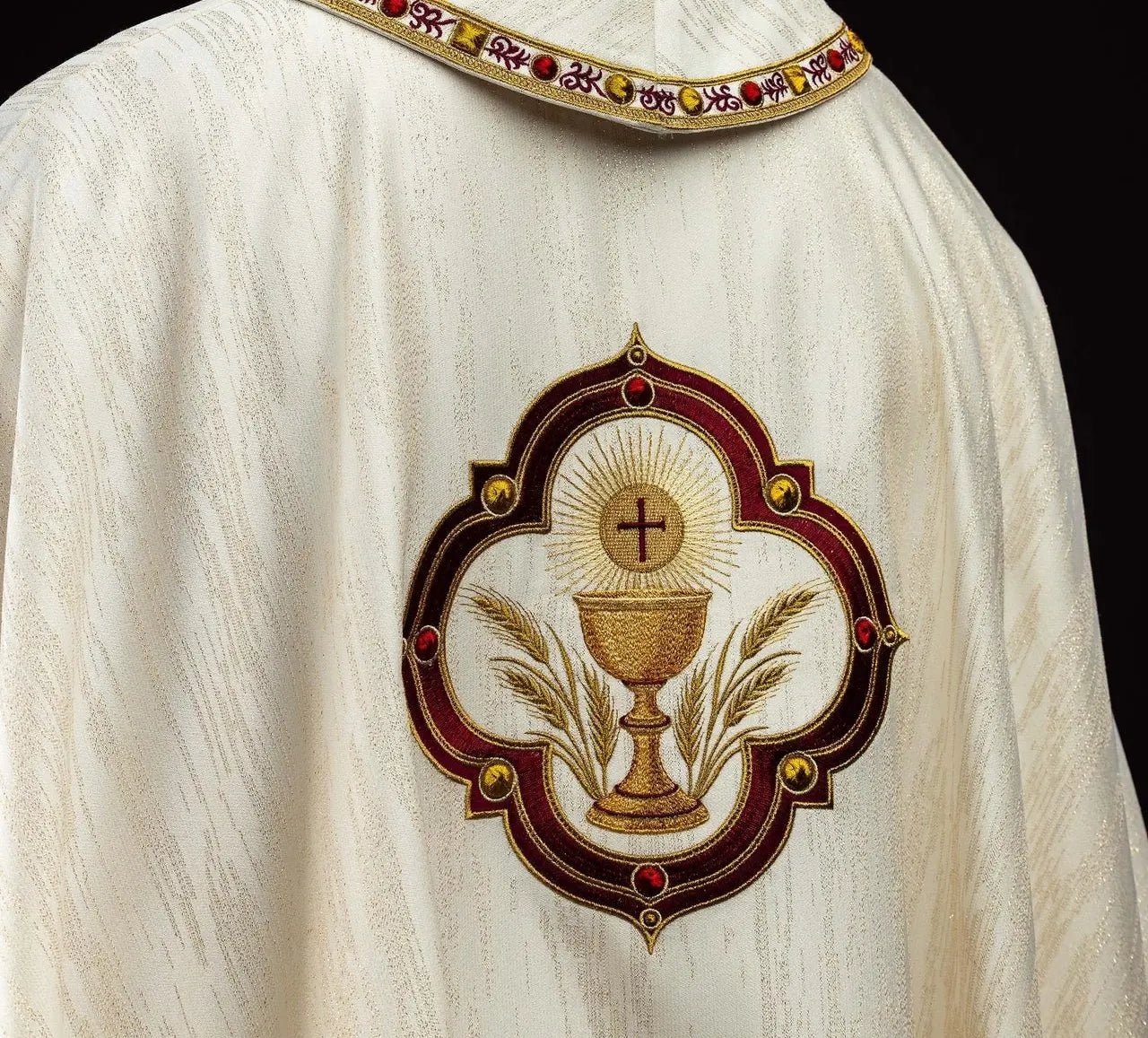 Casulla con bordado del Sagrado Corazón de Jesús y cáliz eucarístico