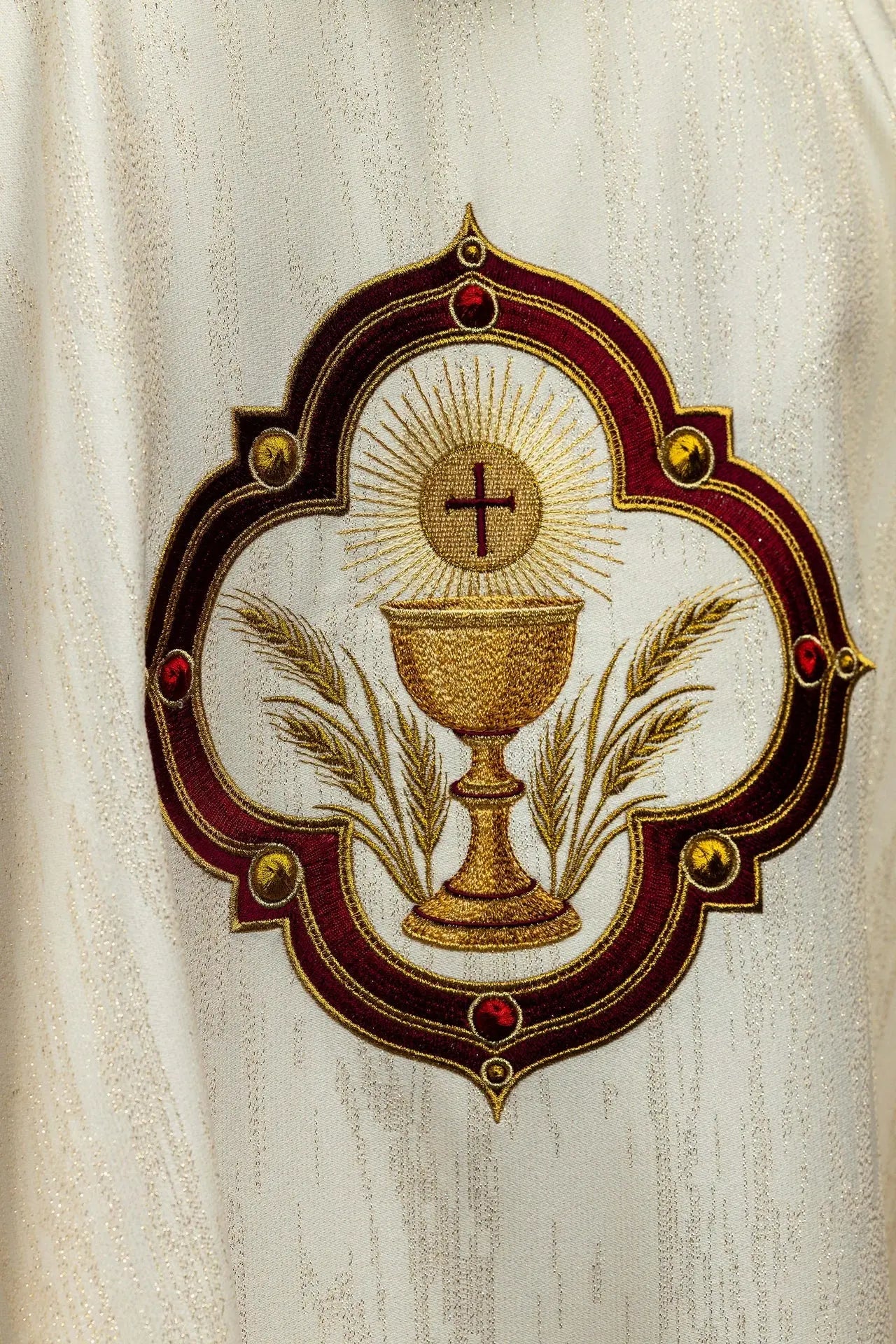 Casulla con bordado del Sagrado Corazón de Jesús y cáliz eucarístico