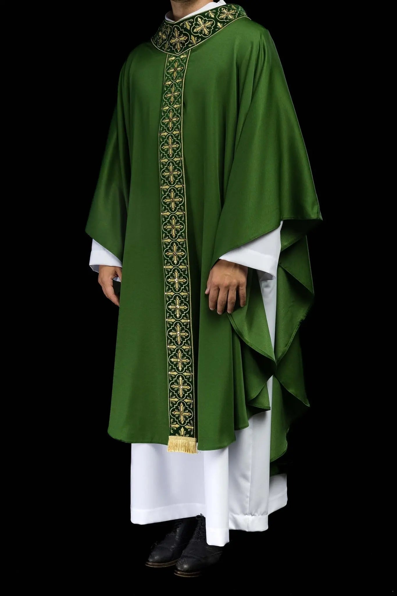 Casulla verde decorada con 500 piedras con banda estrecha