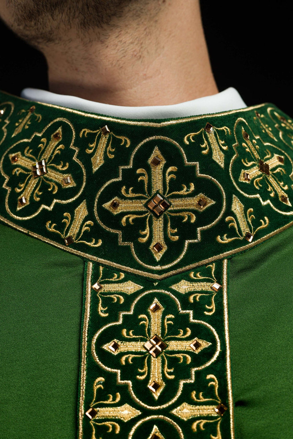 Zielony ornat zdobiony 500 kamieniami z wąskim pasem - ORNATY.PL