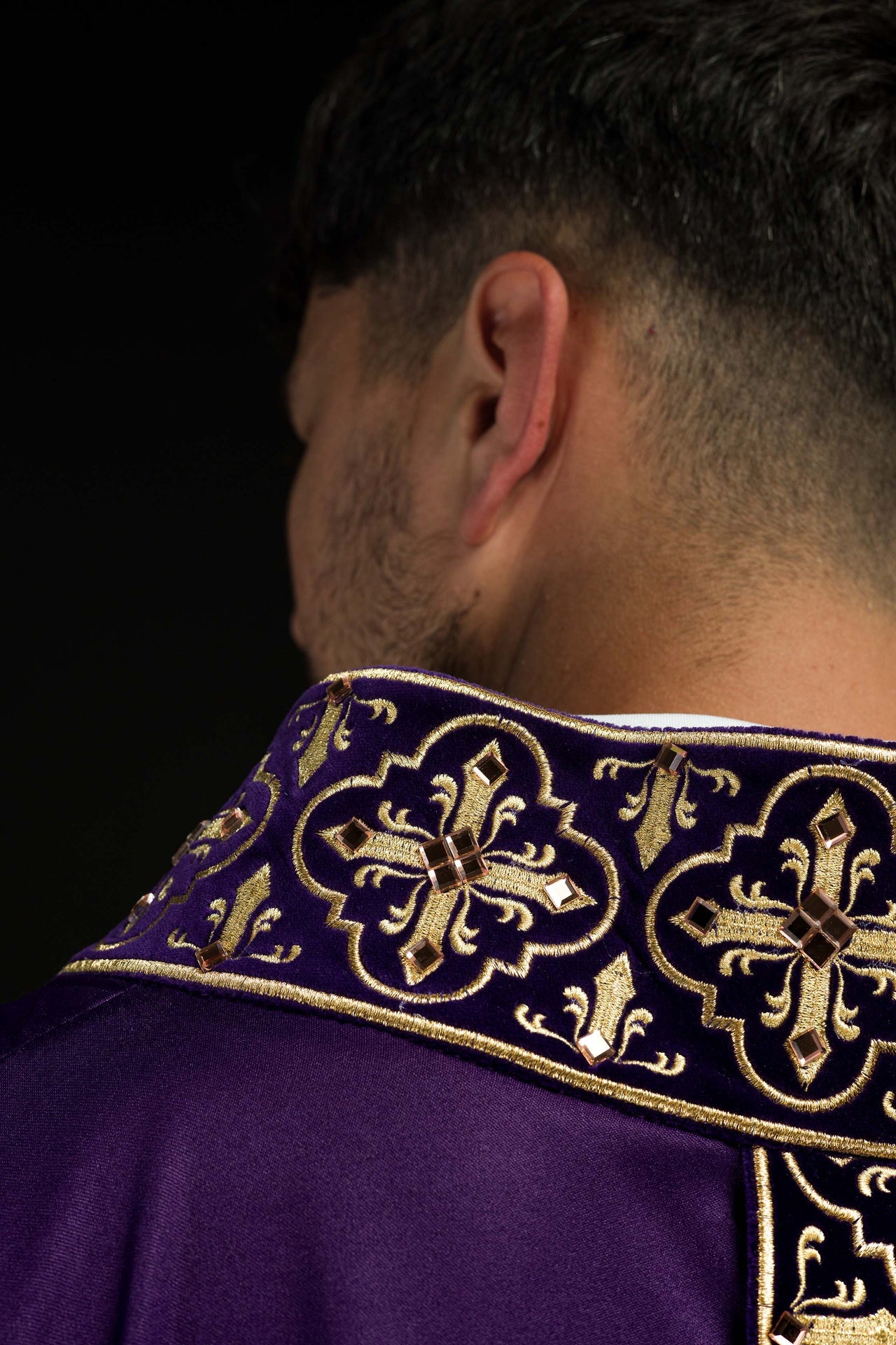 Fioletowy ornat zdobiony 500 kamieniami z wąskim pasem - ORNATY.PL