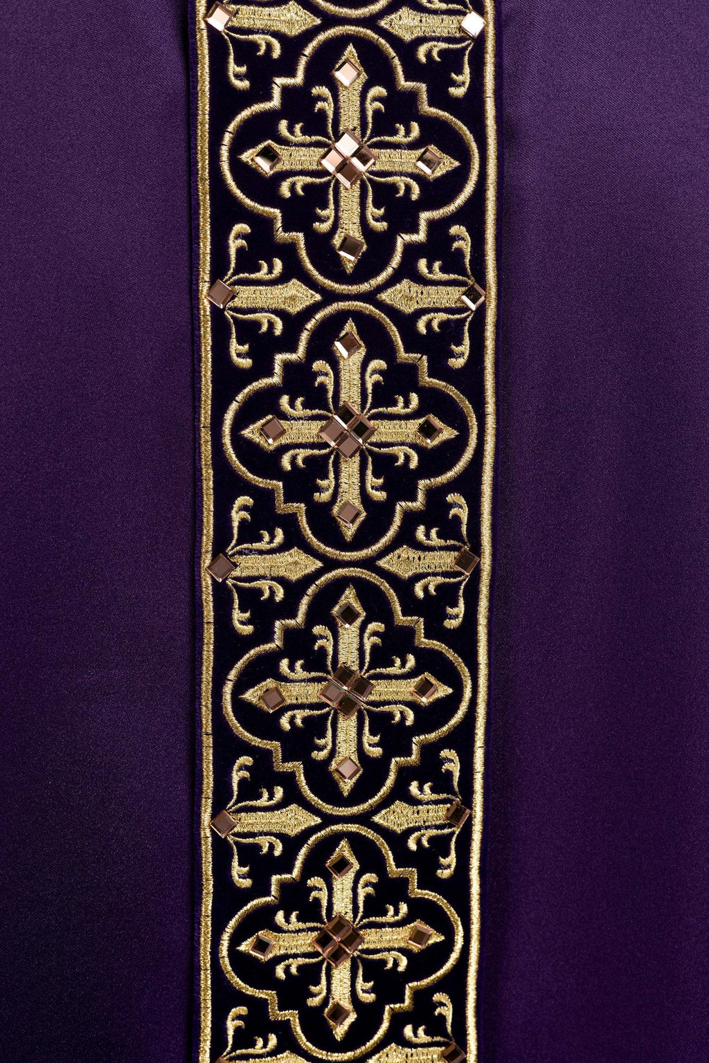 Fioletowy ornat zdobiony 500 kamieniami z wąskim pasem - ORNATY.PL