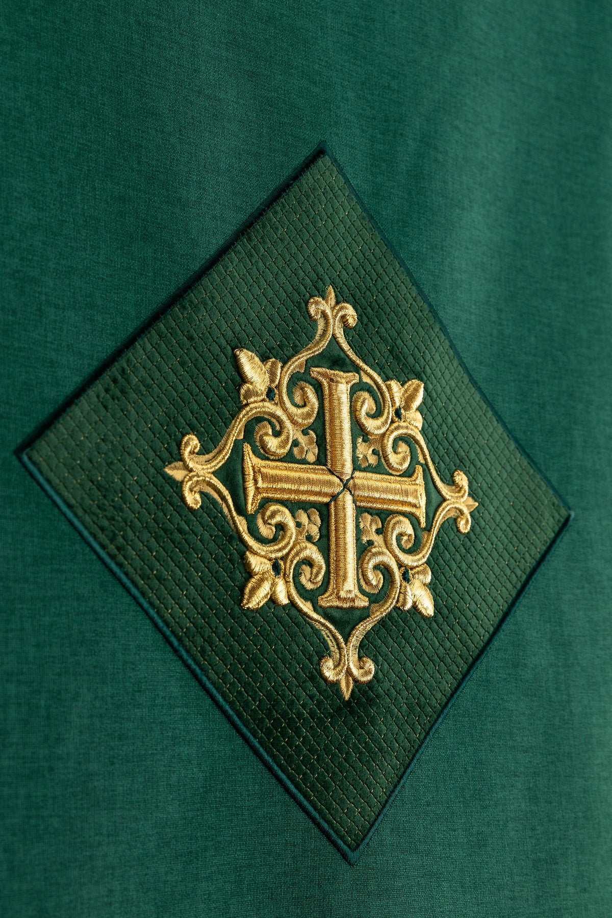 Paño de ambón Verde con Cruz bordada y Flecos dorados