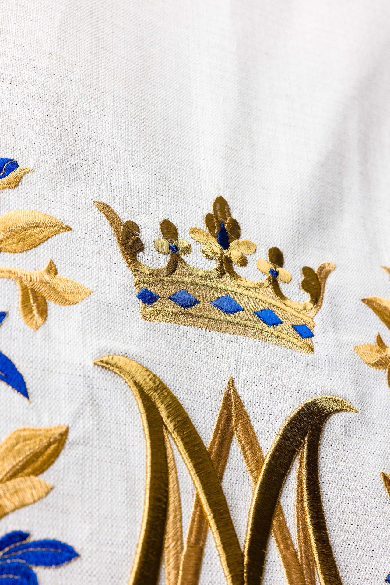 Serweta na lektorium z haftem maryjnym ecru - ORNATY.PL