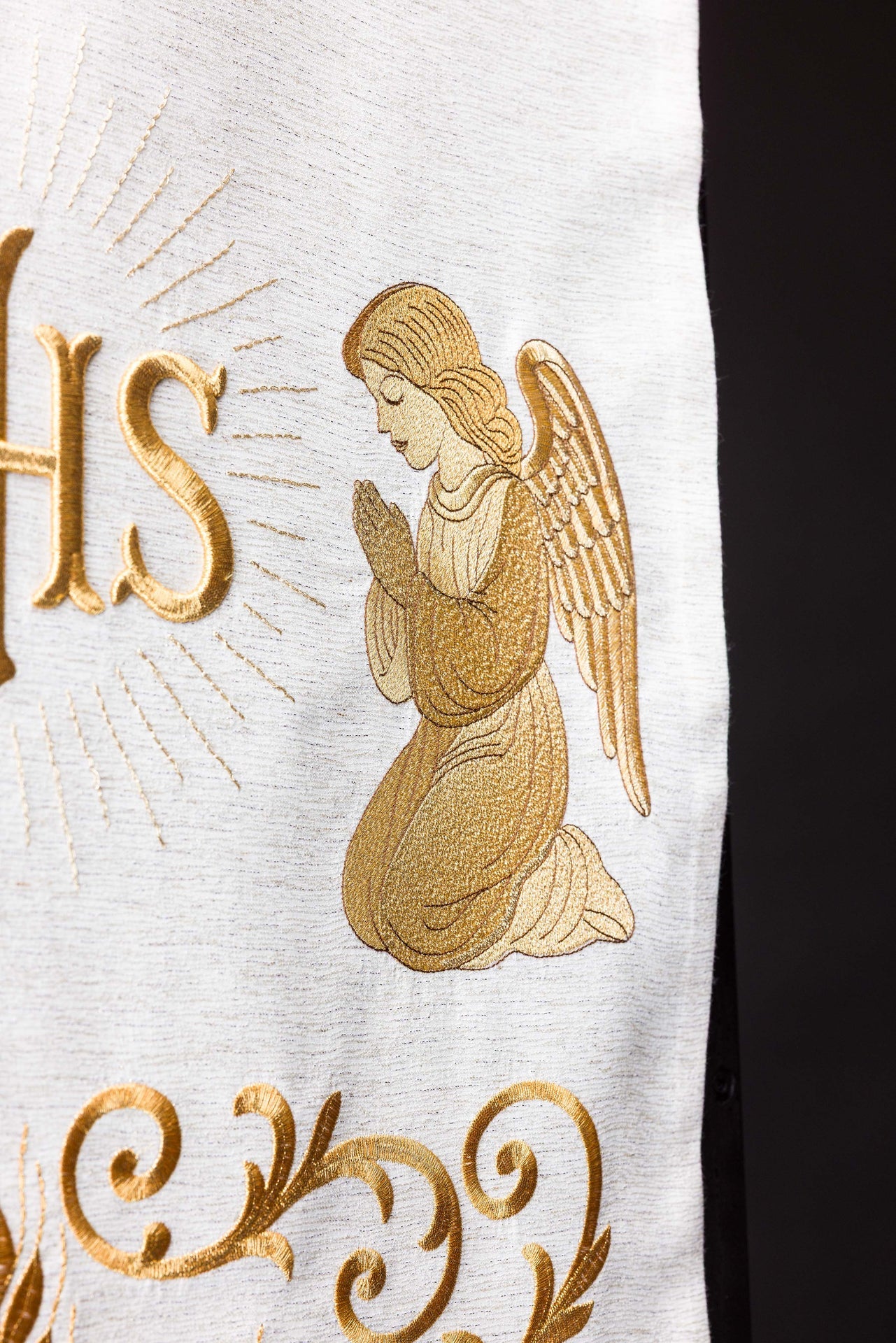 Serweta na lektorium bogato haftowana IHS ecru - ORNATY.PL