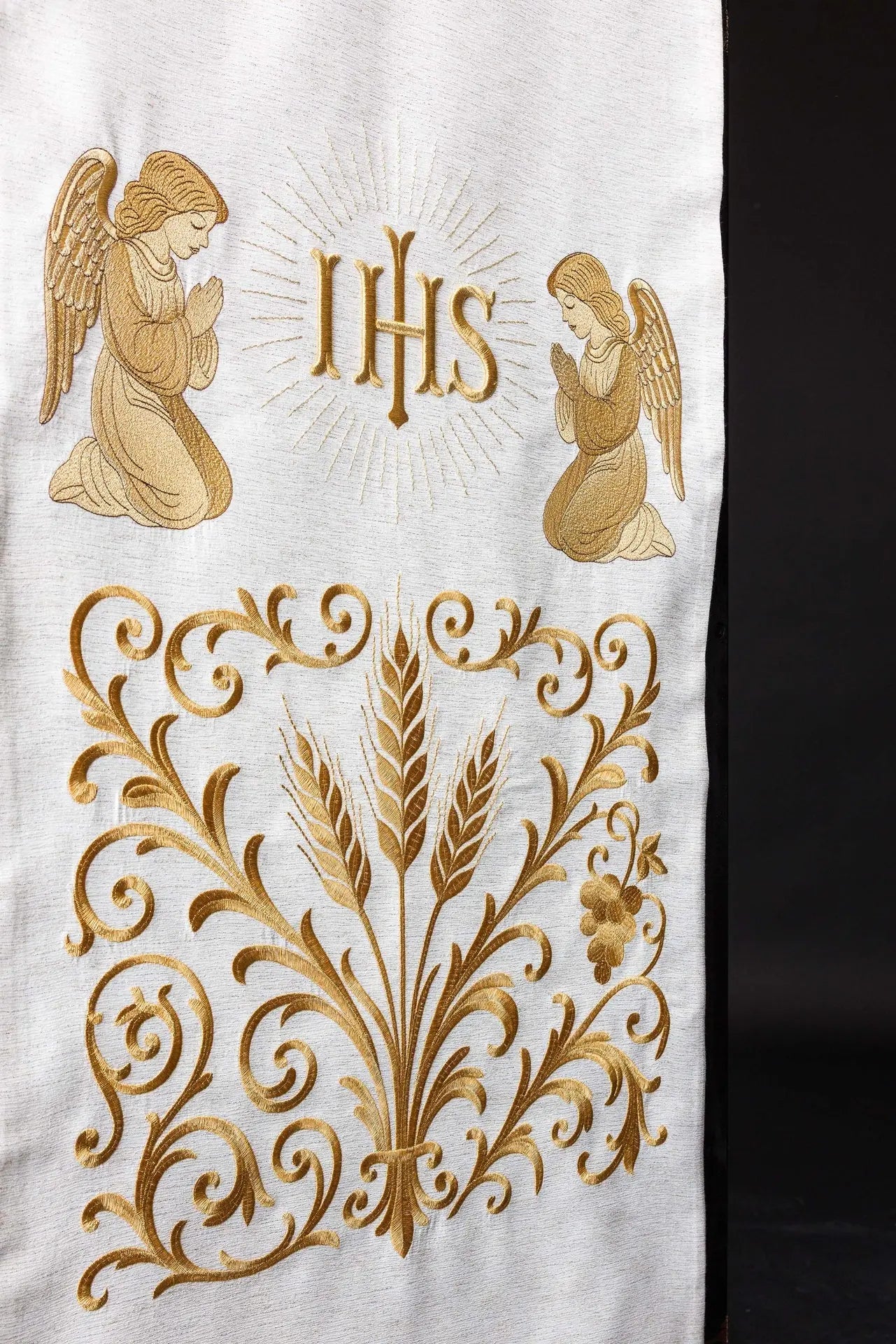 Funda blanca para atril con IHS y ángeles adoradores