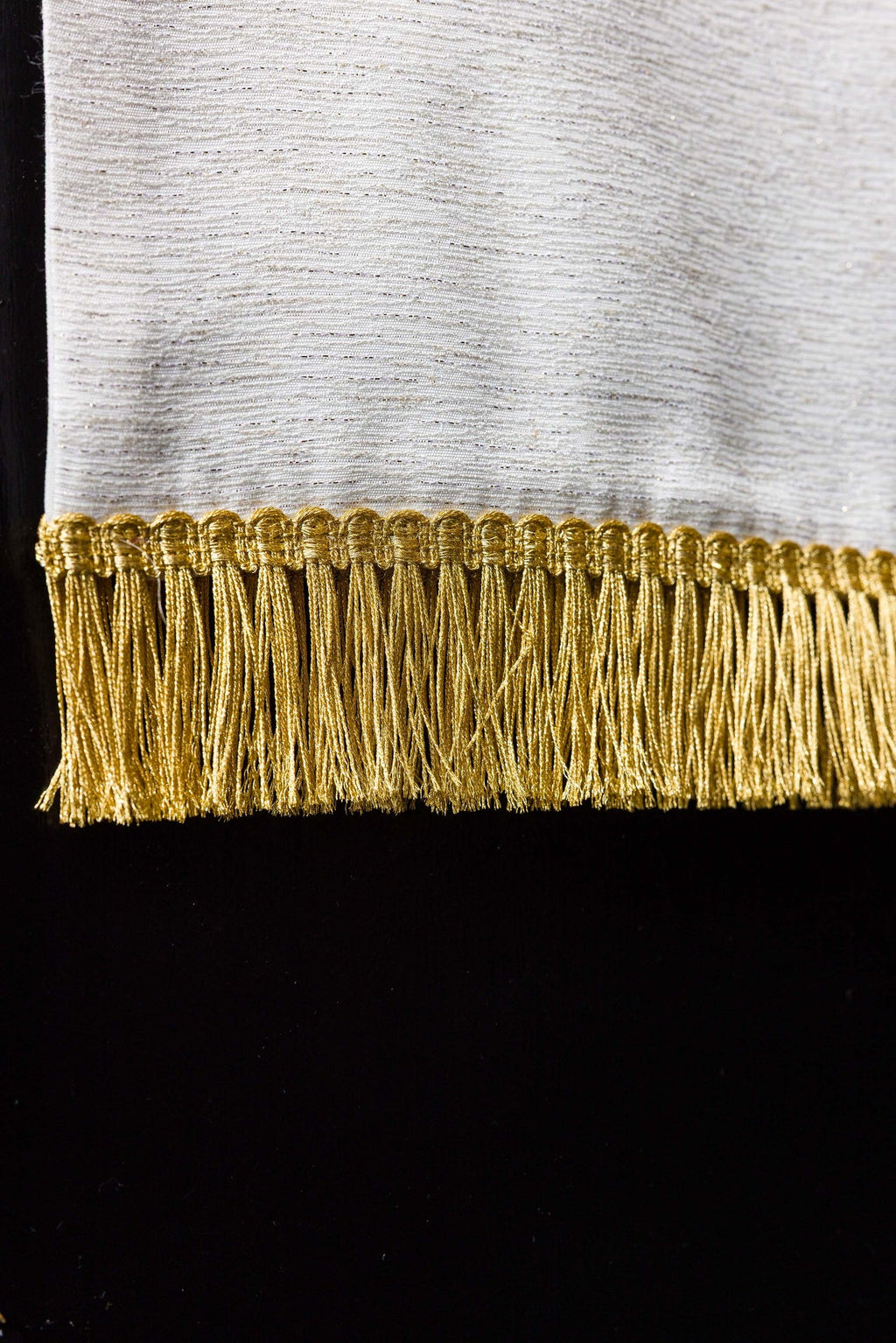 Serweta na lektorium z haftem krzyża i gołębi ecru - ORNATY.PL