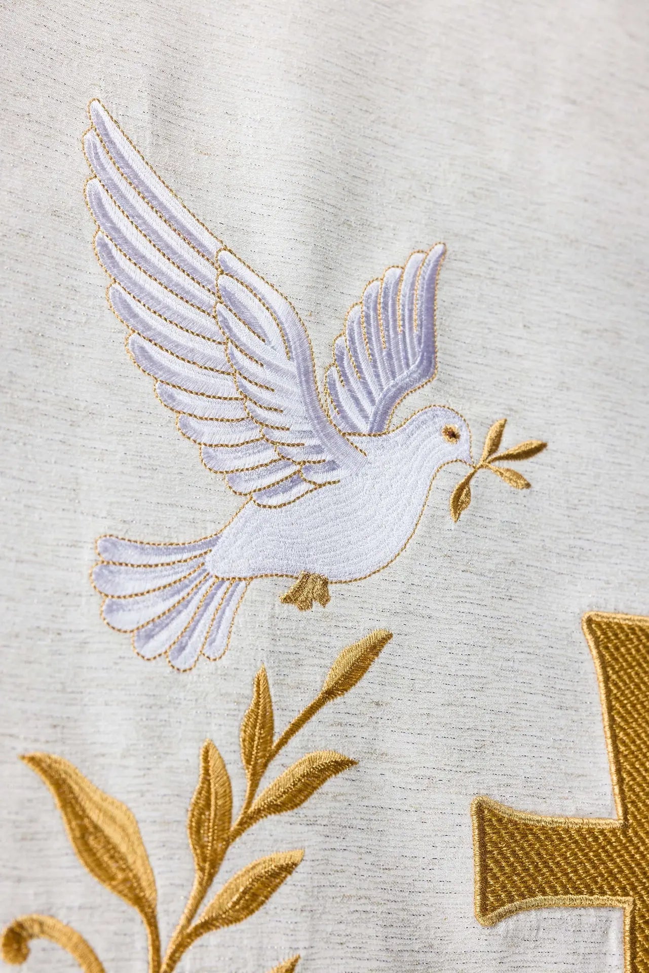 Funda blanca para atril con cruz, palomas y bordado dorado