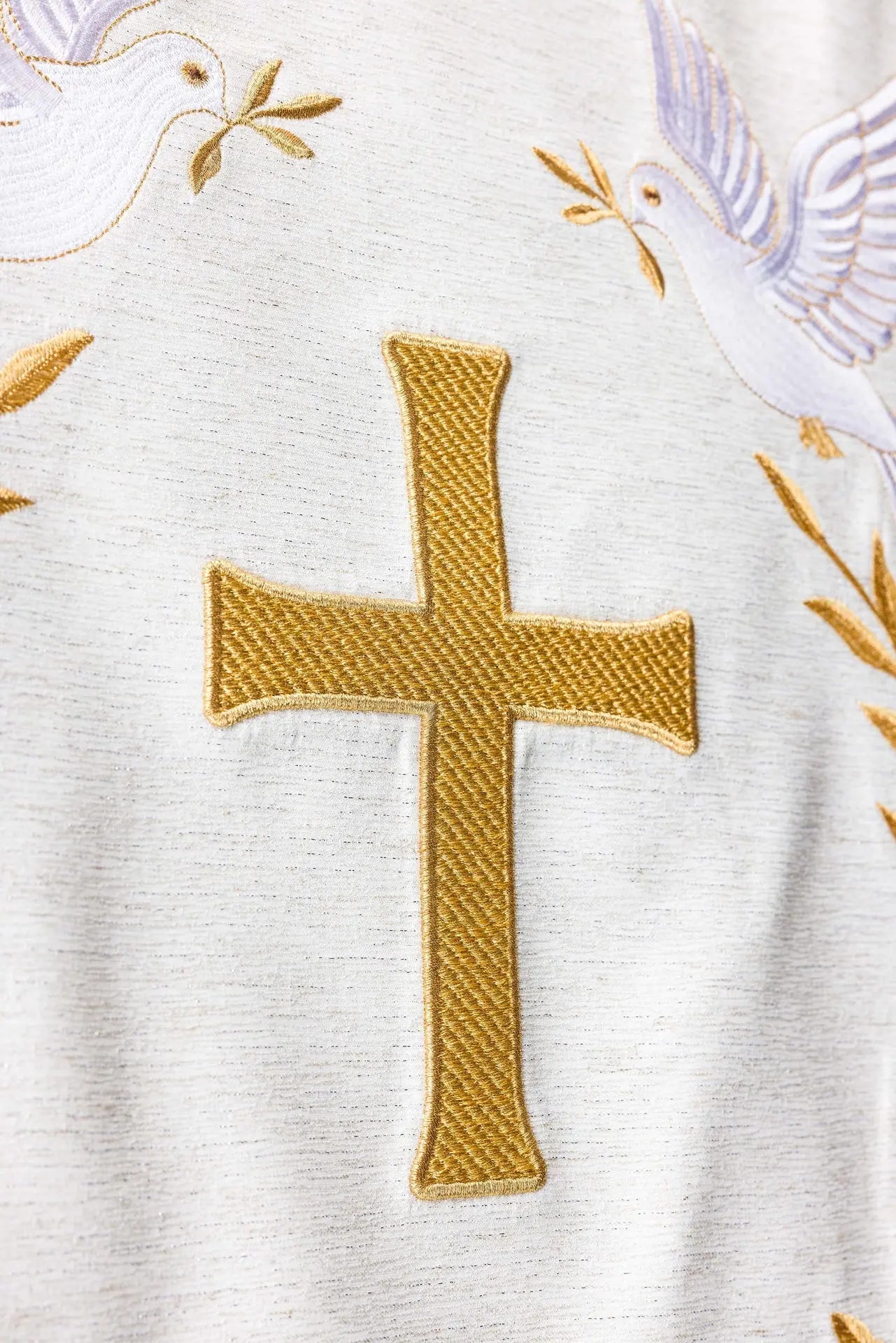 Funda blanca para atril con cruz, palomas y bordado dorado