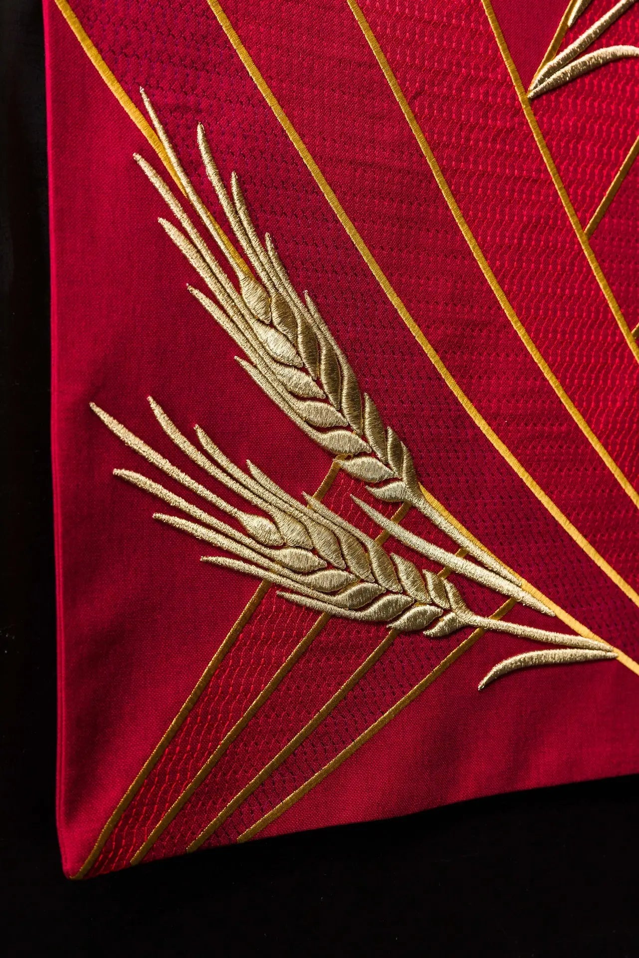 Funda roja para atril con símbolo PAX y bordado de trigo
