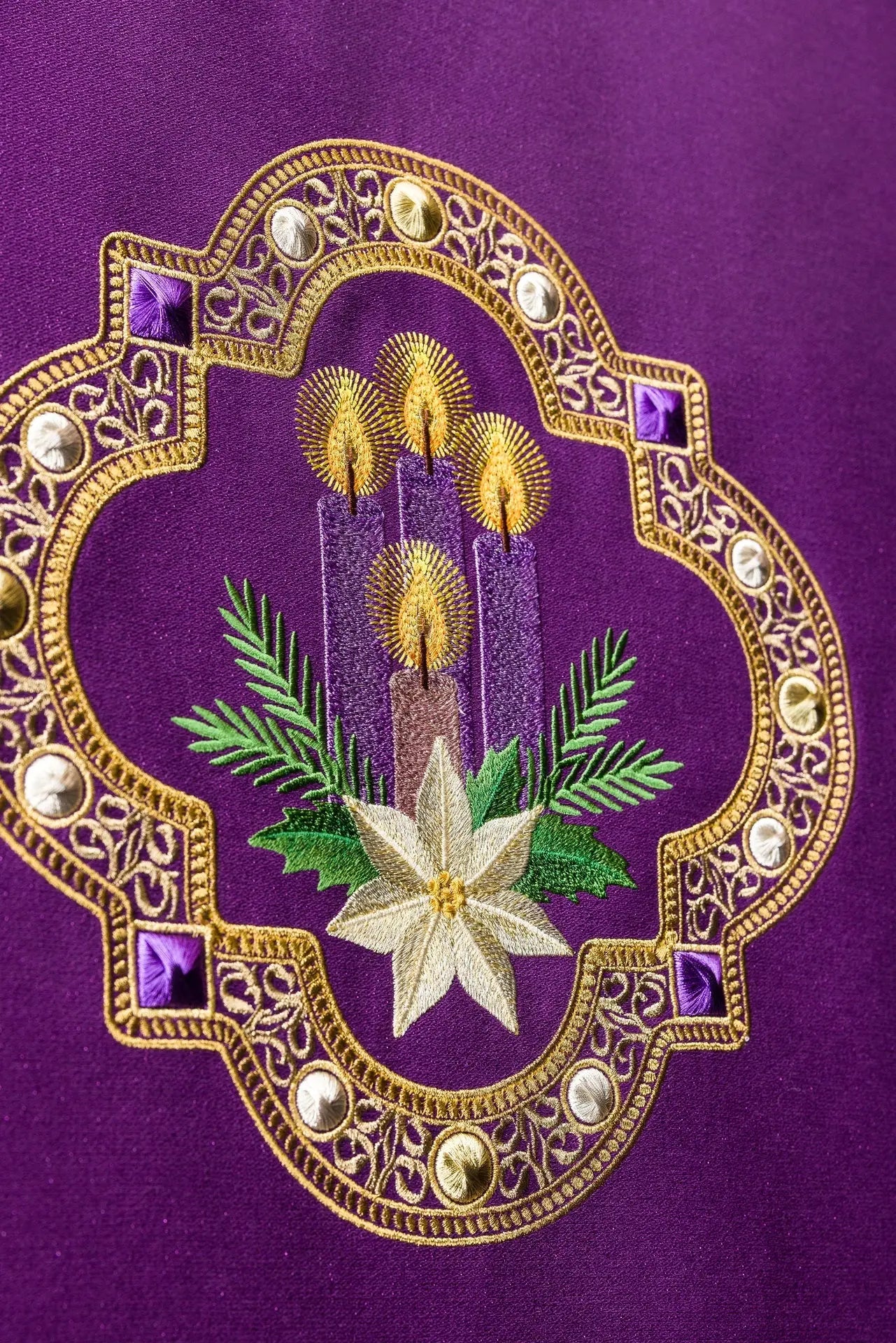 Funda púrpura para atril con bordado de vela y flecos dorados