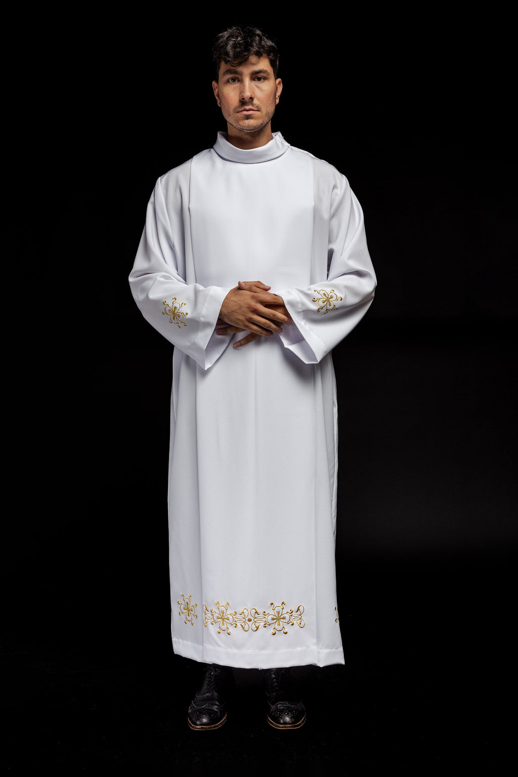 Túnica de sacerdote con cuello alto decorada con bordados blanca