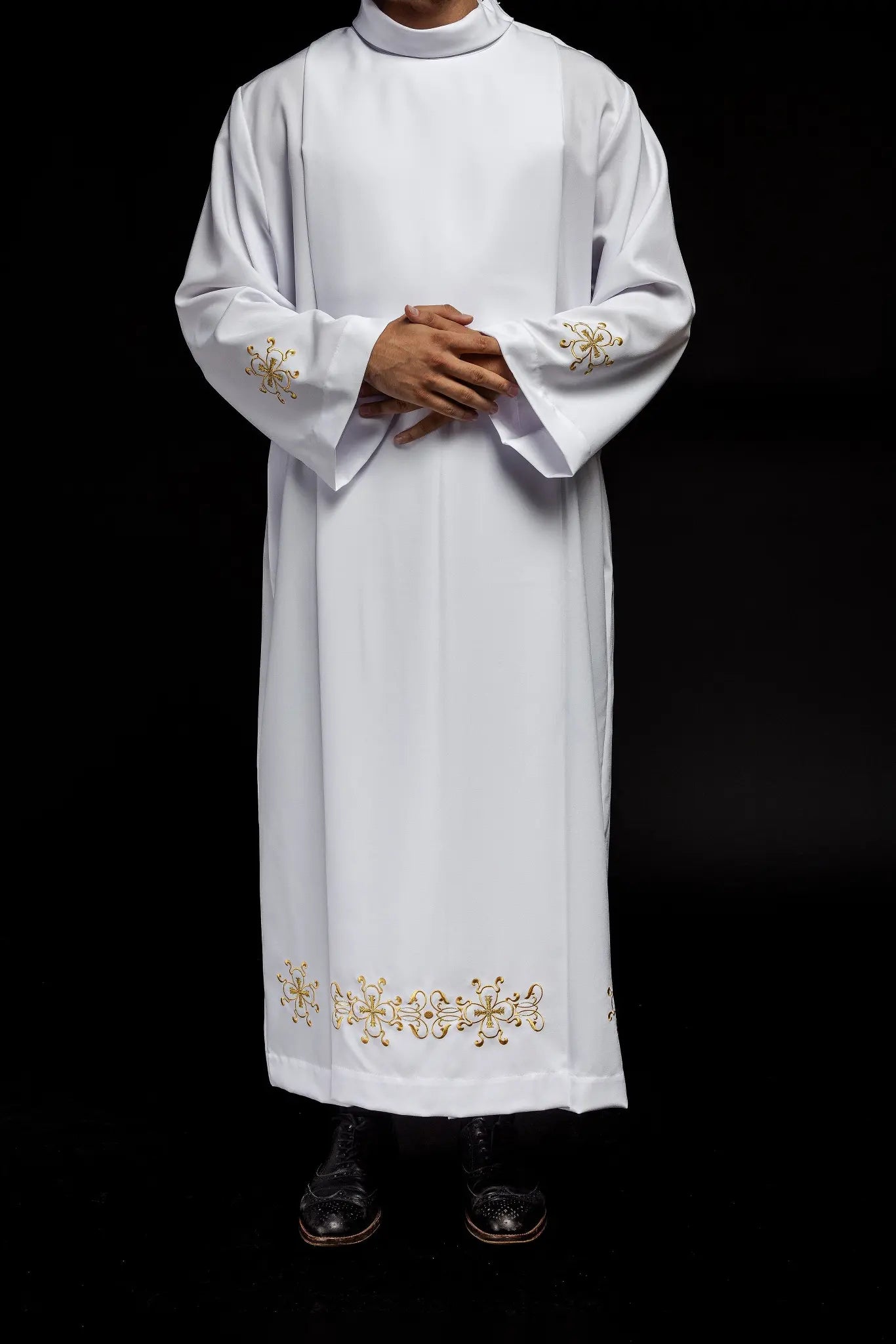 Túnica de sacerdote con cuello alto decorada con bordados blanca