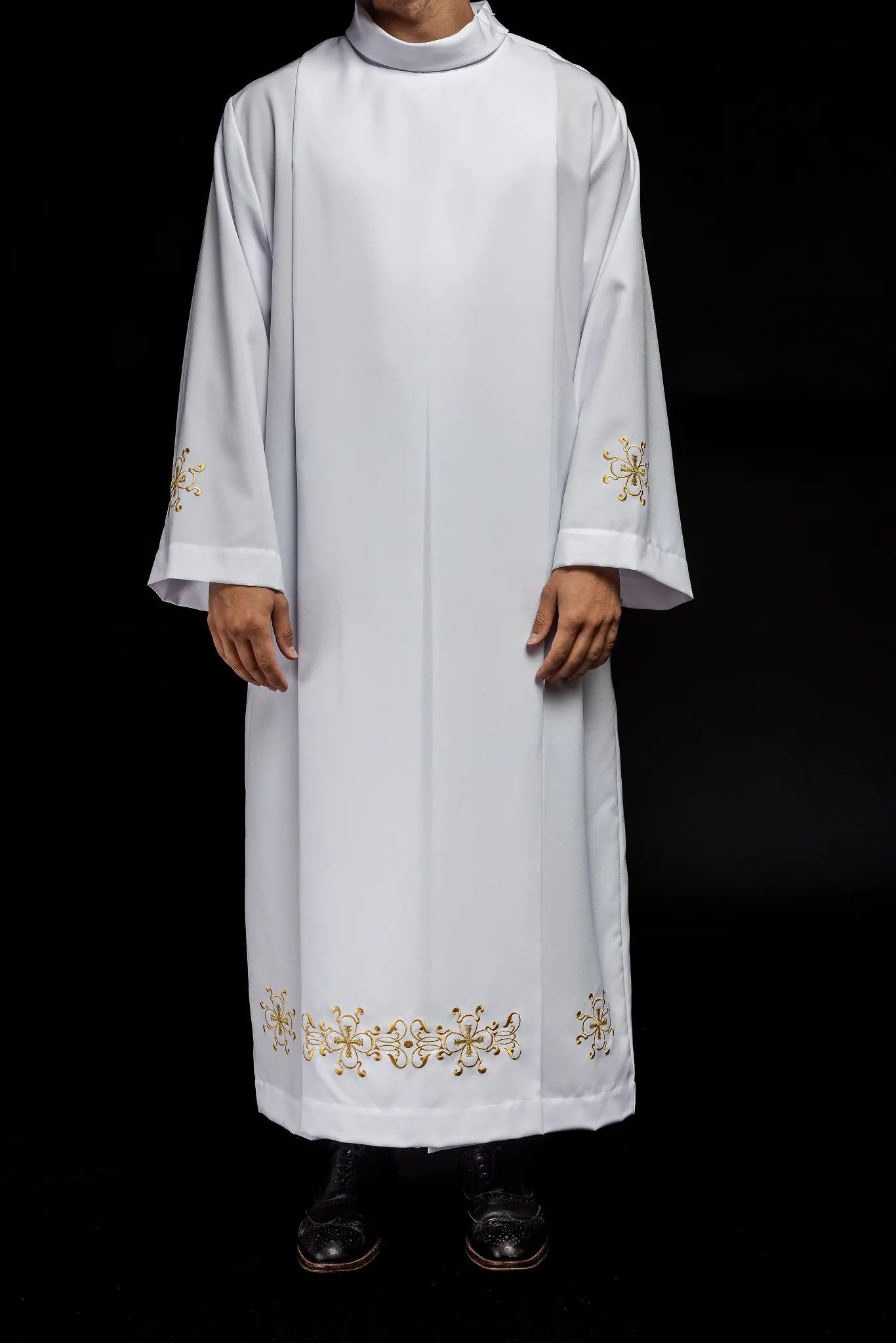 Túnica de sacerdote con cuello alto decorada con bordados blanca