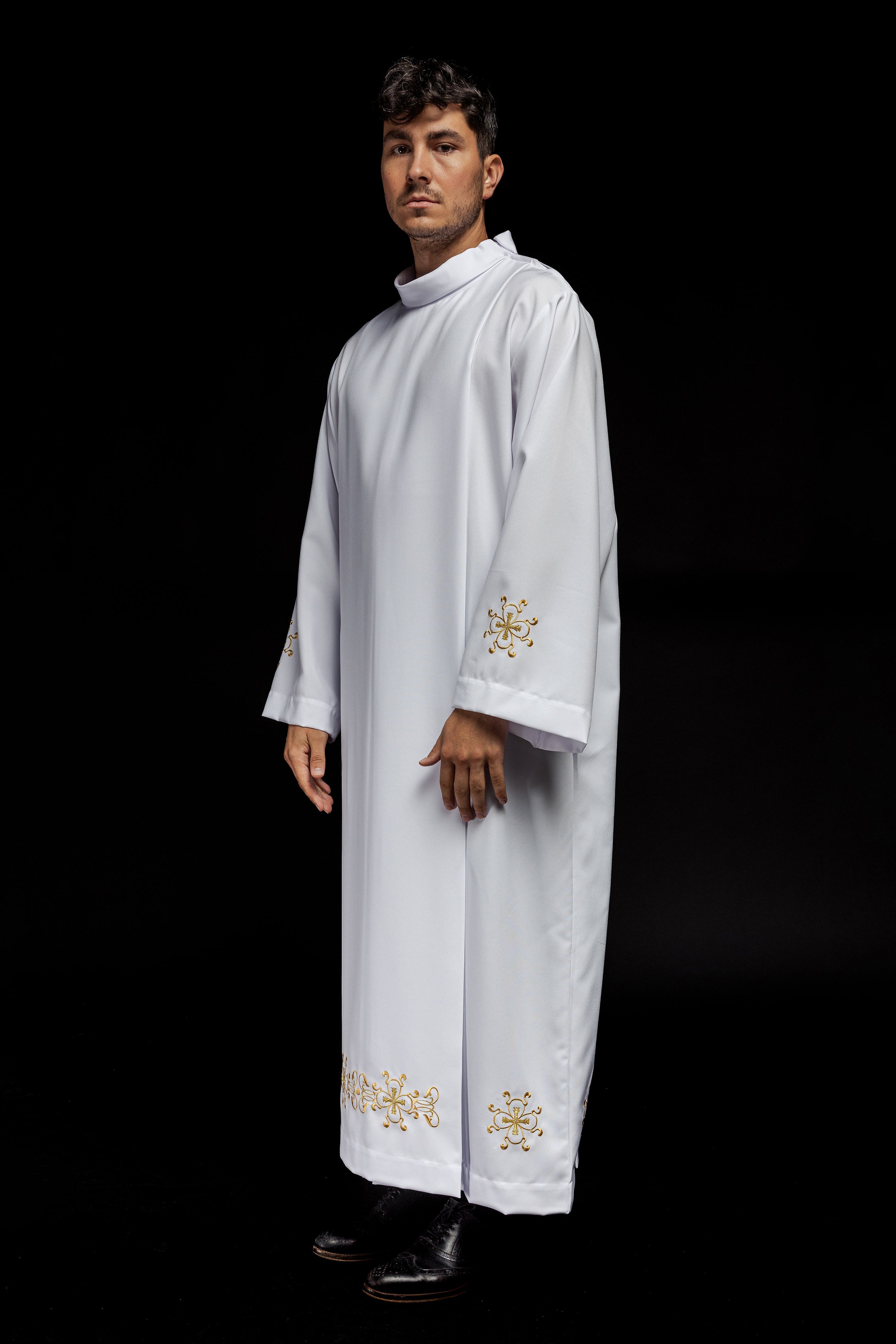 Túnica de sacerdote con cuello alto decorada con bordados blanca