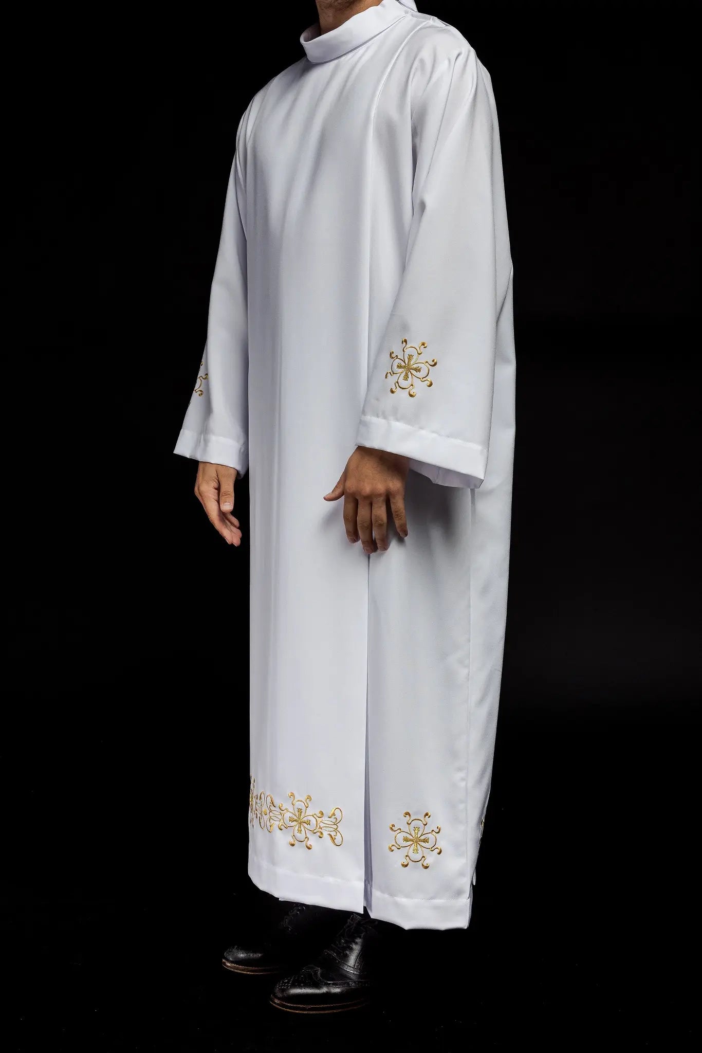 Túnica de sacerdote con cuello alto decorada con bordados blanca