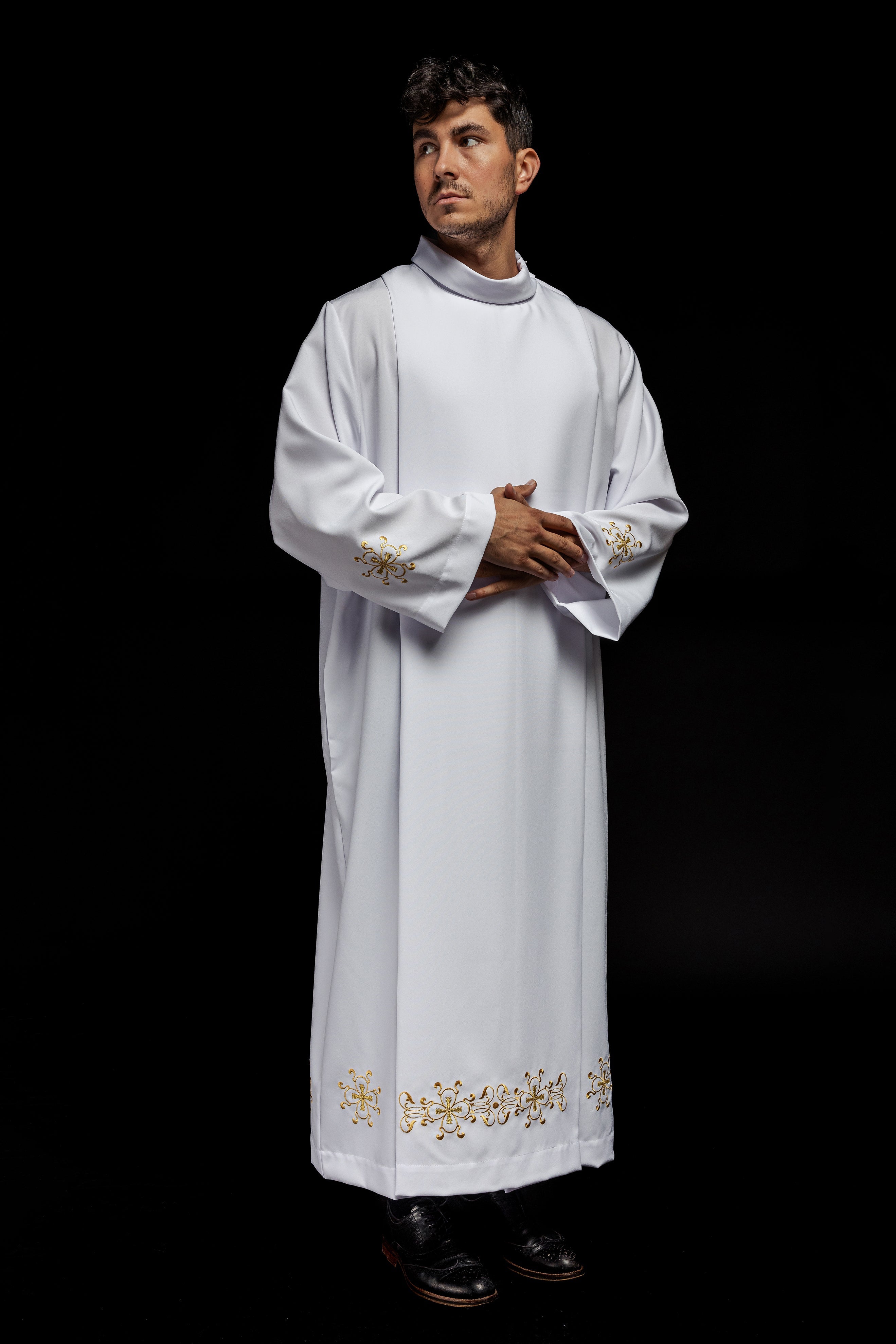 Túnica de sacerdote con cuello alto decorada con bordados blanca