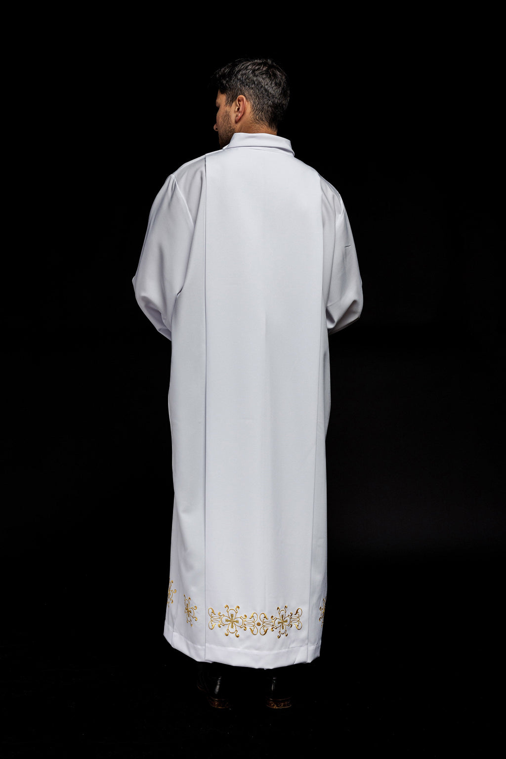 Túnica de sacerdote con cuello alto decorada con bordados blanca