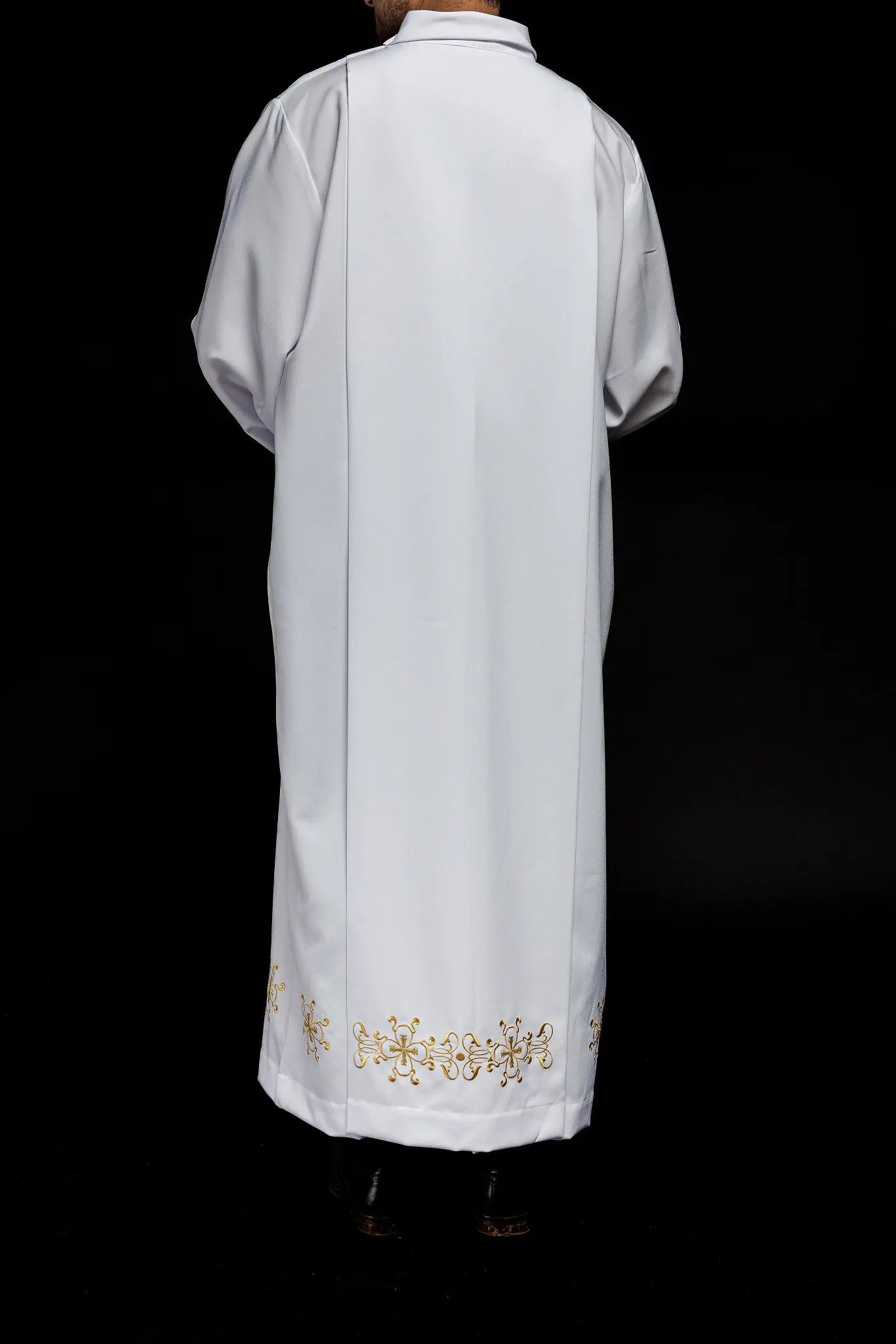 Túnica de sacerdote con cuello alto decorada con bordados blanca