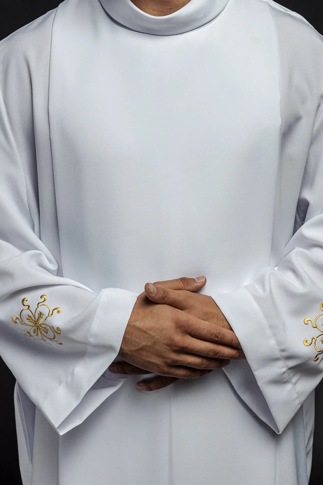 Túnica de sacerdote con cuello alto decorada con bordados blanca