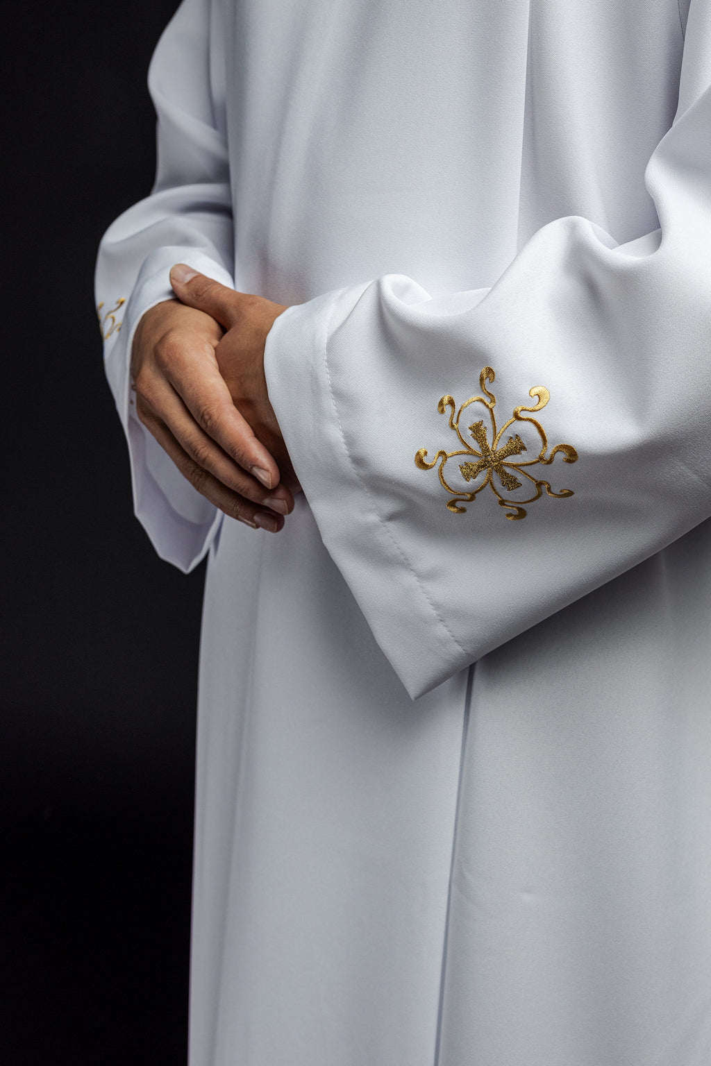 Túnica de sacerdote con cuello alto decorada con bordados blanca