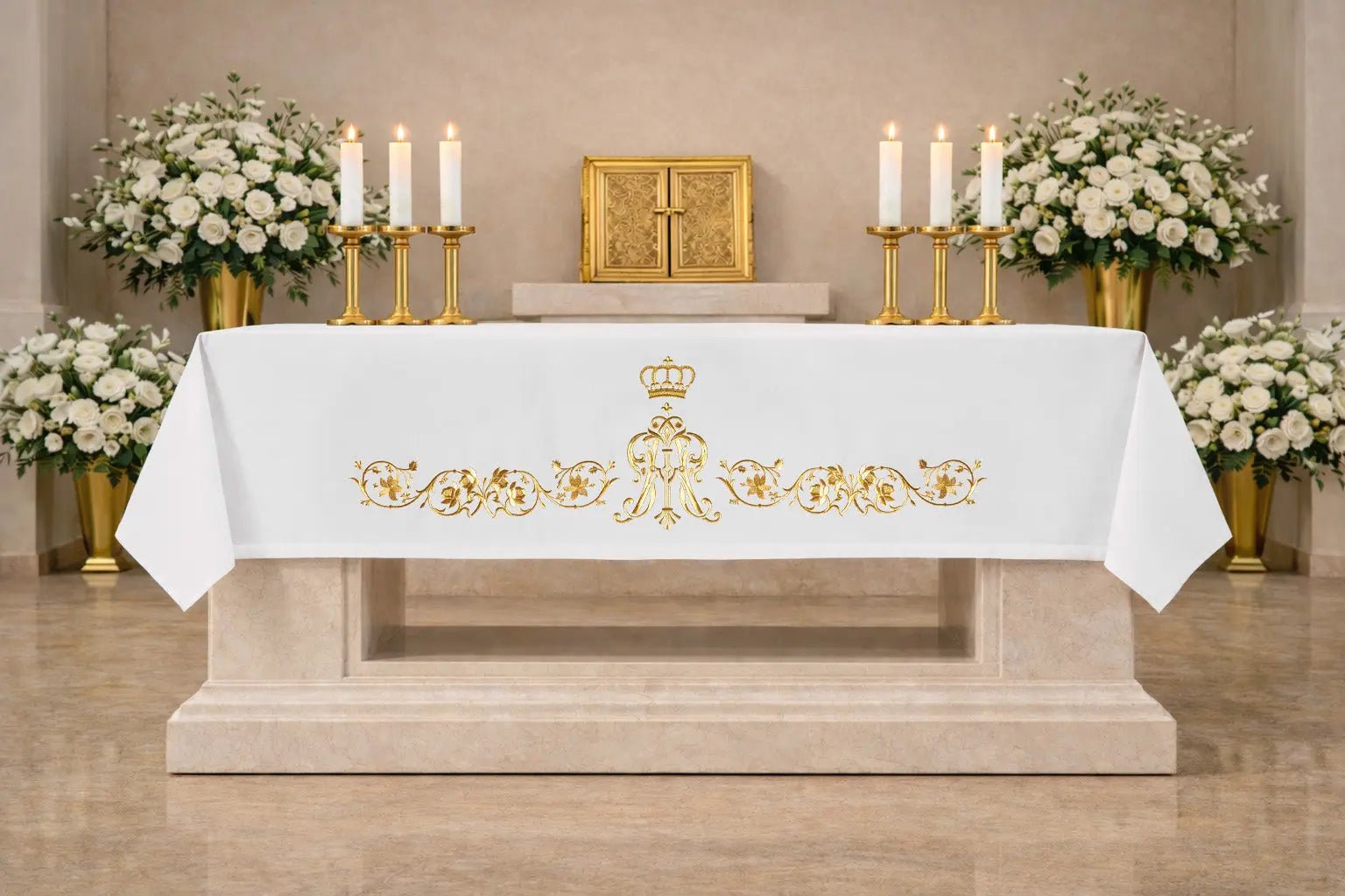 Mantel de altar con bordado de monograma mariano dorado