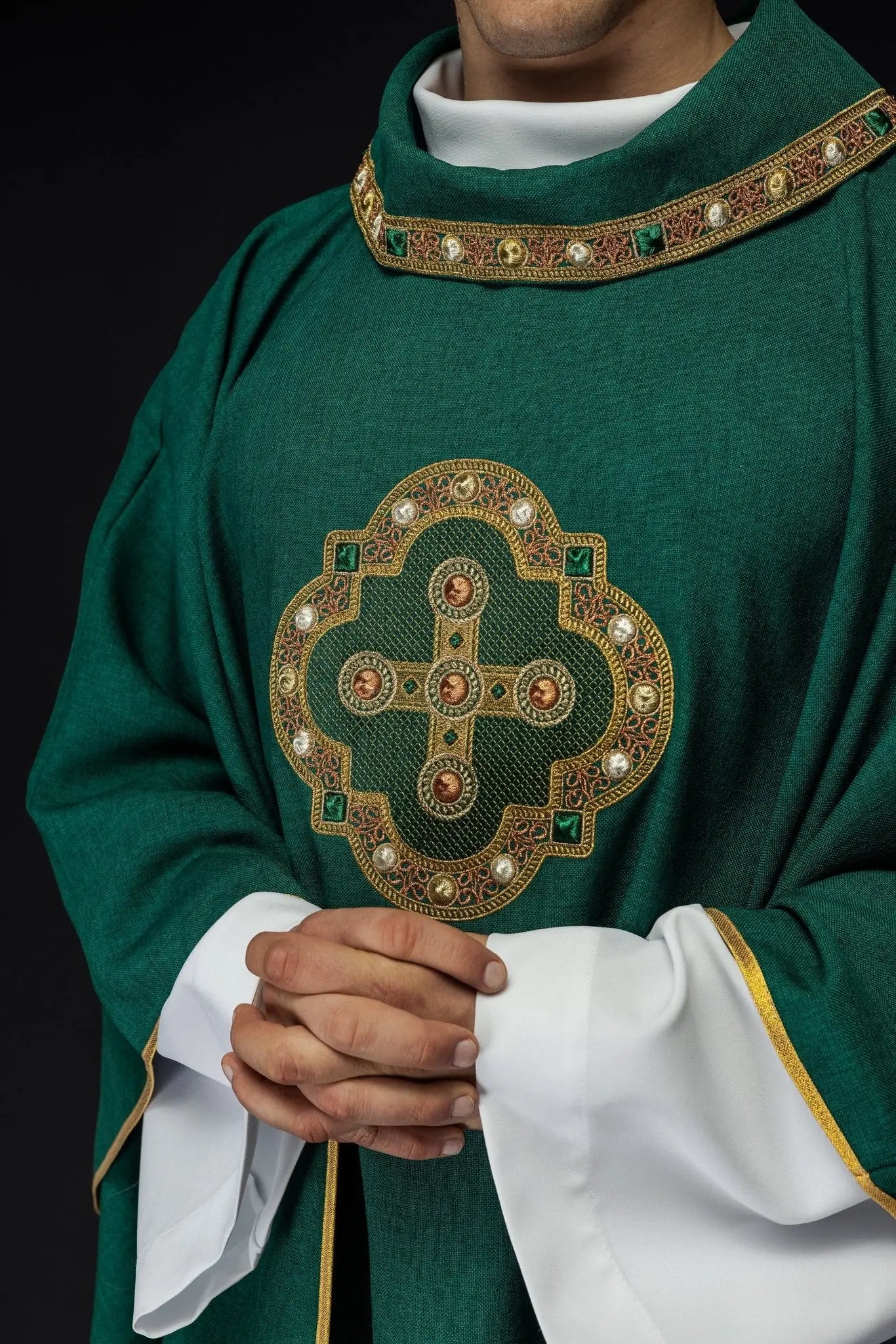 Casulla verde con ribete bordado en el cuello y alrededor del bordado de la cruz