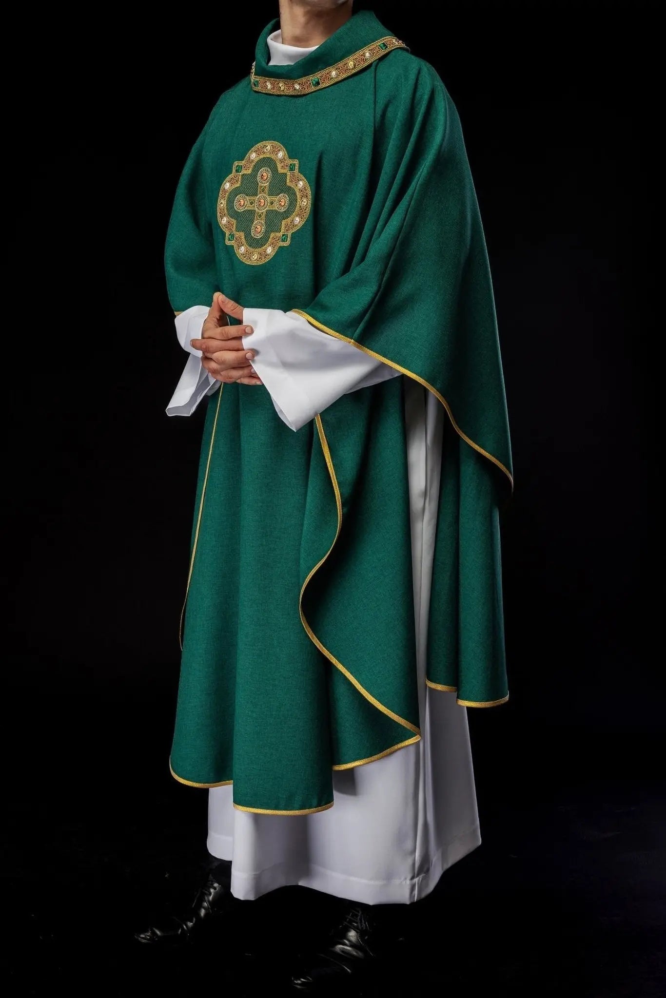 Casulla verde con ribete bordado en el cuello y alrededor del bordado de la cruz