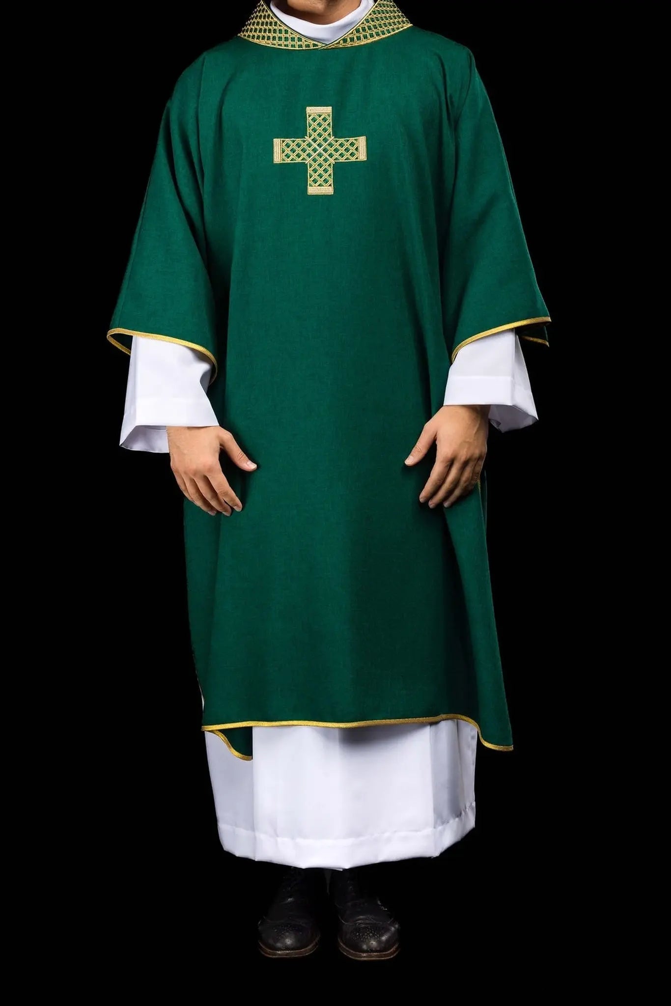 Dalmatica verde con cruces bordadas y cuello