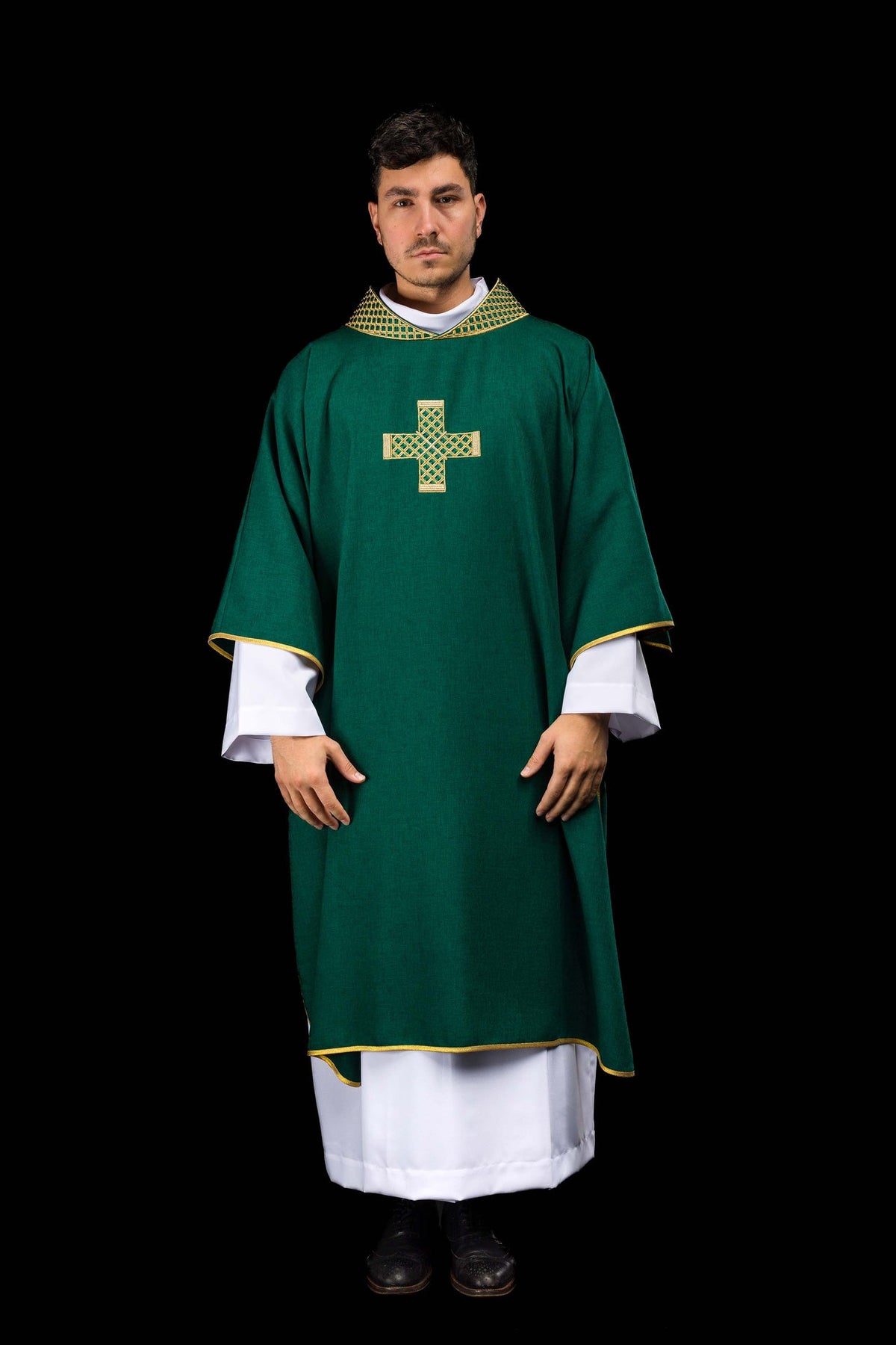 Dalmatica con cruces bordadas y cuello verde